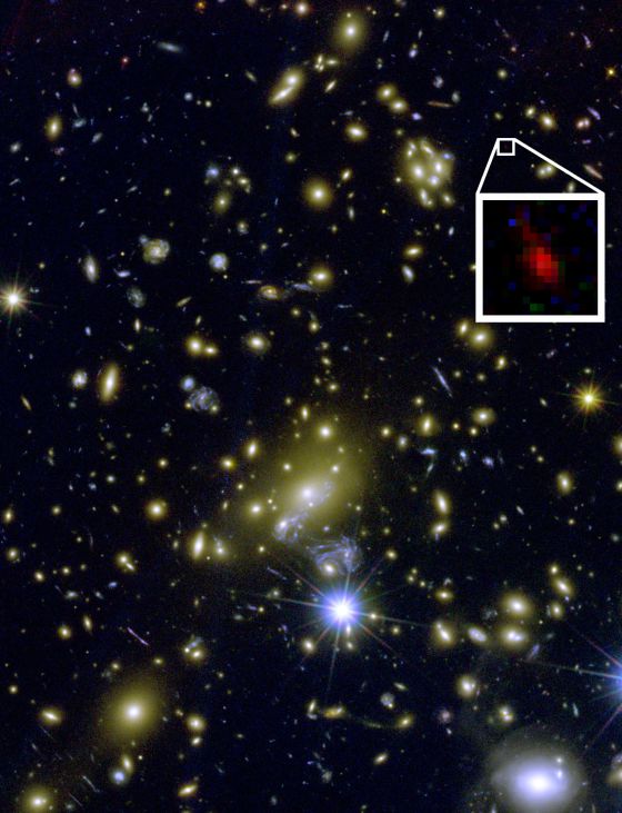 El cúmulo de galaxias MACS1149+2223 que, gracias al efecto de lente gravitacional, magnifica en unas 15 veces la galaxia primitiva MACS1149-JD, destacada en el recuadro. / THE CLASH TEAM / THE SPACE TELESCOPE SCIENCE INSTITUTE