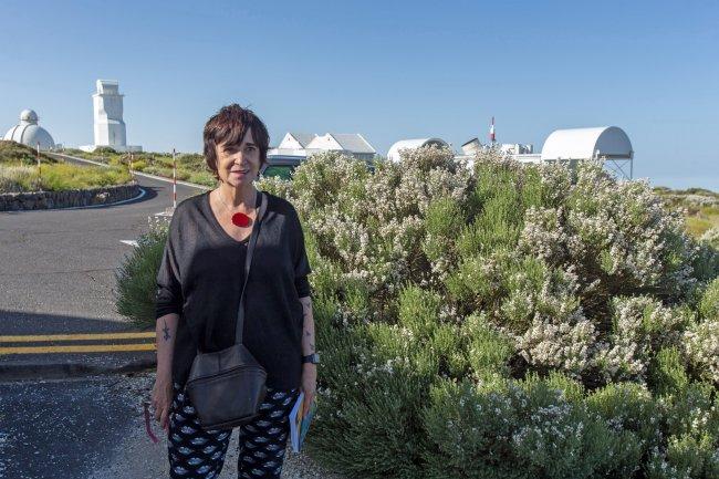 Rosa Montero Looking Up At The Sky Makes Us More Human More Civilized Less Mean Instituto De Astrofisica De Canarias Iac