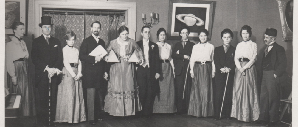 Henrietta, la sexta comenzando por la derecha, durante un representación teatral con sus compañeros y compañeras del Observatorio de Harvard en 1929. Crédito: Harvard College Observatory (HCO).