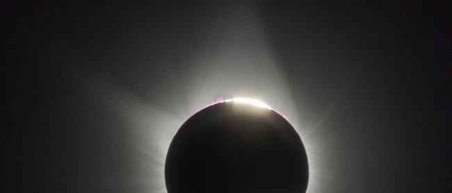 Imagen de la corona solar durante el eclipse total de sol, tomada desde Smiths Ferry. Crédito: Juan Carlos Casado/STARS4ALL.