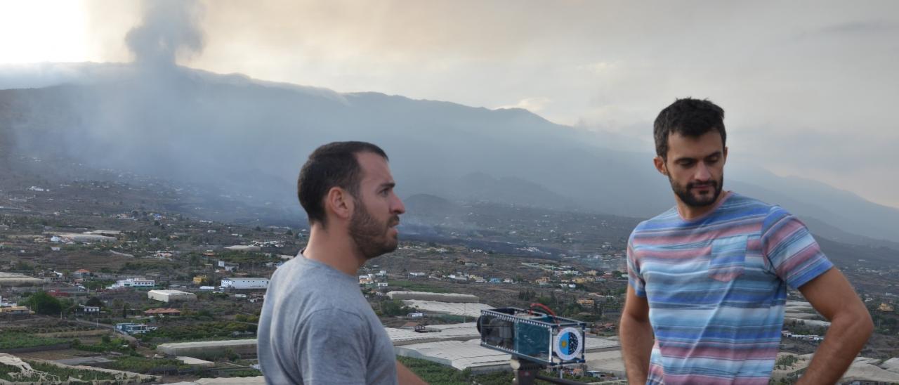 Ignacio Sidrach y Carlos Colodro tomando imágenes del volcán de Cumbre Vieja con la cámara DRAGO.