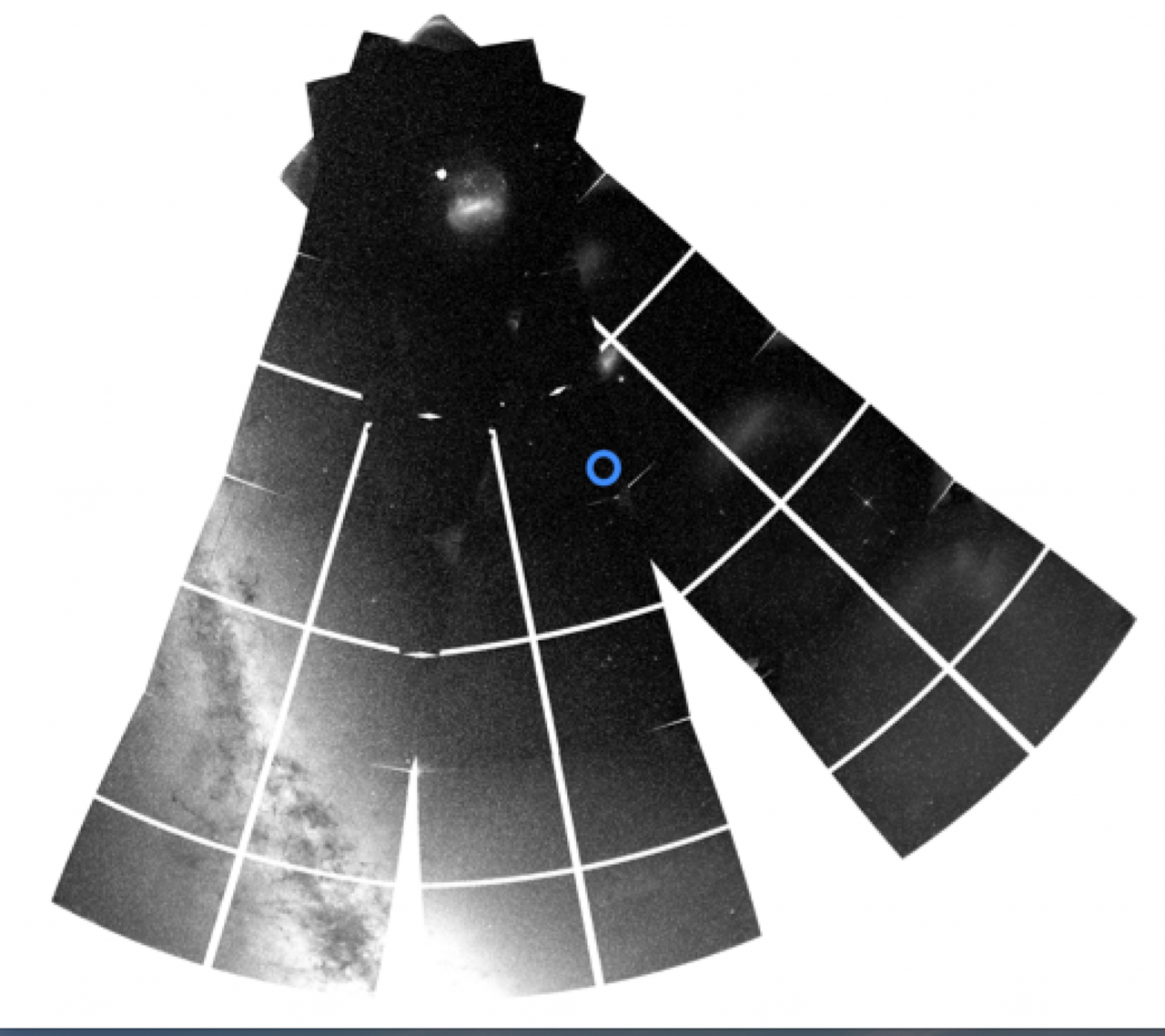 Una imagen de parte del cielo del sur obtenida por TESS que muestra la ubicación de ν Indi (marcada con un círculo azul), el plano de la Vía Láctea (abajo a la izquierda) y el polo sur eclíptico (arriba). Estas imágenes provienen de datos recopilados en los sectores de observación TESS 1, 12 y 13. Crédito: J. T. Mackereth.