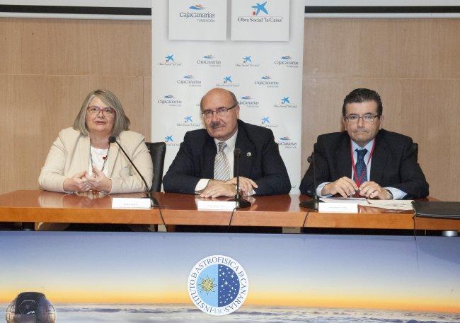 Presentation ceremony held this morning at the headquarters of the IAC, in relation to the grant program established by the "Obra Social la Caixa" and the CajaCanarias Foundation. From left to right, the Director General of the CajaCanarias Foundation, Na