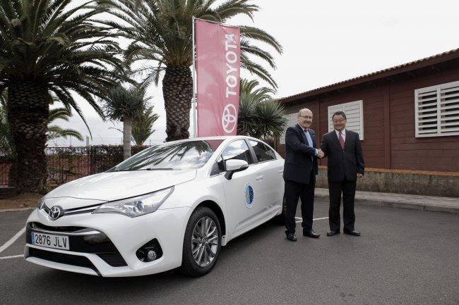Rafael Rebolo, director of the Instituto de Astrofísica de Canarias (IAC) recieved the vehicle from Masahiro Tajima, president and CEO of Toyota Canarias. Créditos: Elena Mora (IAC).
