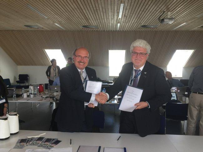 Rafael Rebolo, director of the Instituto de Astrofísica de Canarias (IAC), and Oskar von der Lühe, director Institute of Solar Physics (KIS), after the signing of the agreement.