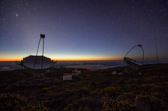 MAGIC Telescopes, at the Roque de los Muchachos Observatory (La Palma), at dusk. Credits: Daniel López / IAC.