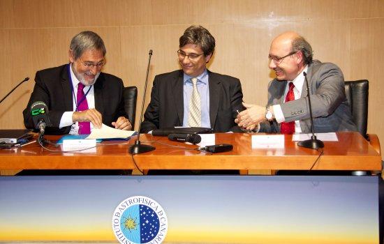 From left to right, the Director General of INEUSTAR, Francisco Javier Cáceres, the Director of the Canarian Agency of Research, Innovation and the Information Society (ACIISI), Juan Ruiz Alzola, and the Director of the IAC, Rafael Rebolo, during the form