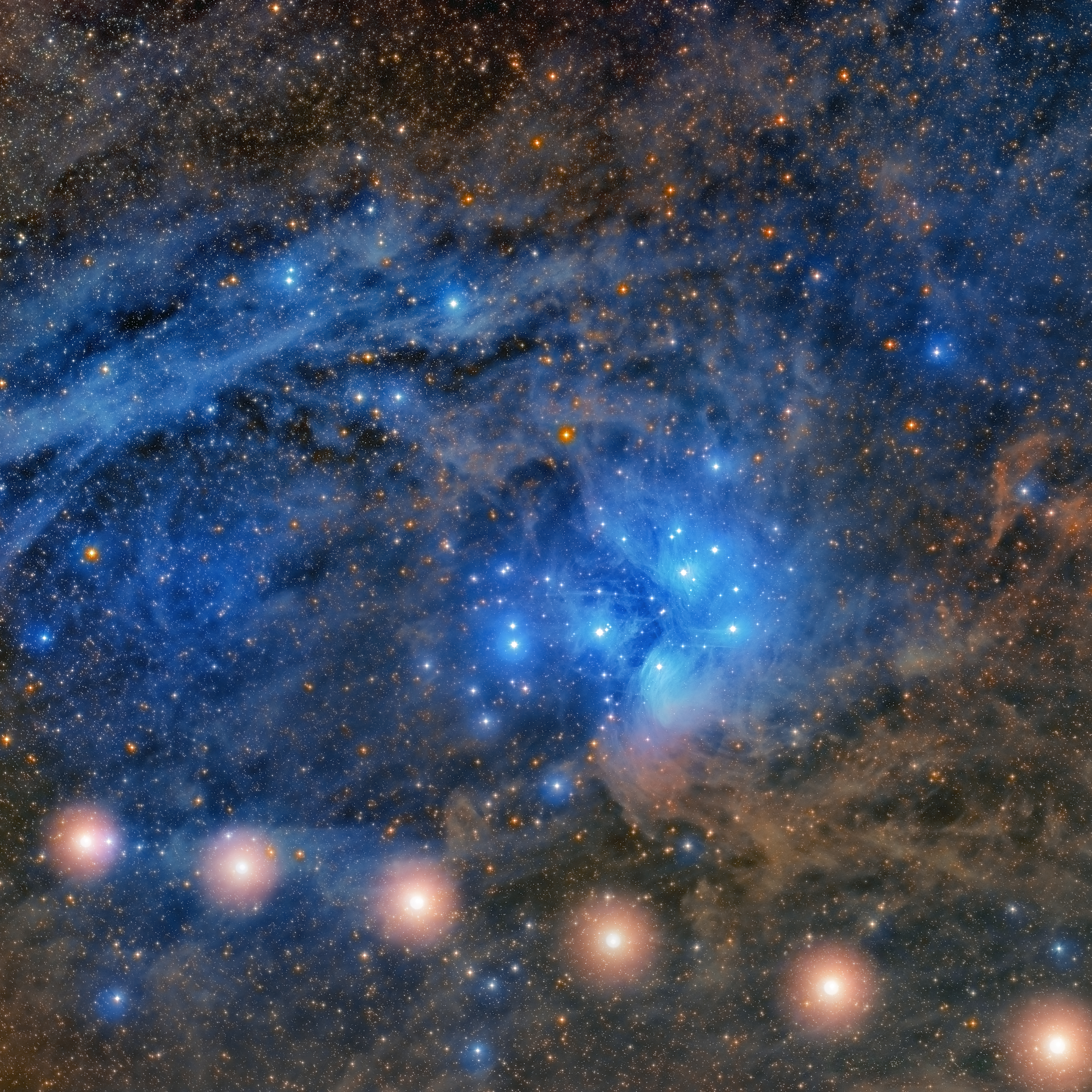 Recientemente, Mercurio ha visitado las Pléyades. En la imagen superior mostramos la imagen #3 de “100 Lunas2” (enlace), donde hemos representado las posiciones de Mercurio obtenidas cada día tras la puesta de Sol, tomadas entre el 27 de abril (posición derecha) y el 2 de mayo (izquierda). Se puede observar el desplazamiento aparente día a día del planeta, así como el máximo acercamiento entre el cúmulo y el planeta el 29 de abril, coincidiendo con su máxima elongación Este. También su brillo disminuye en este corto lapso de tiempo en una magnitud debido principalmente a la disminución de su fase, que pasa de un 42% a un 27%. (Daniel López / IAC)