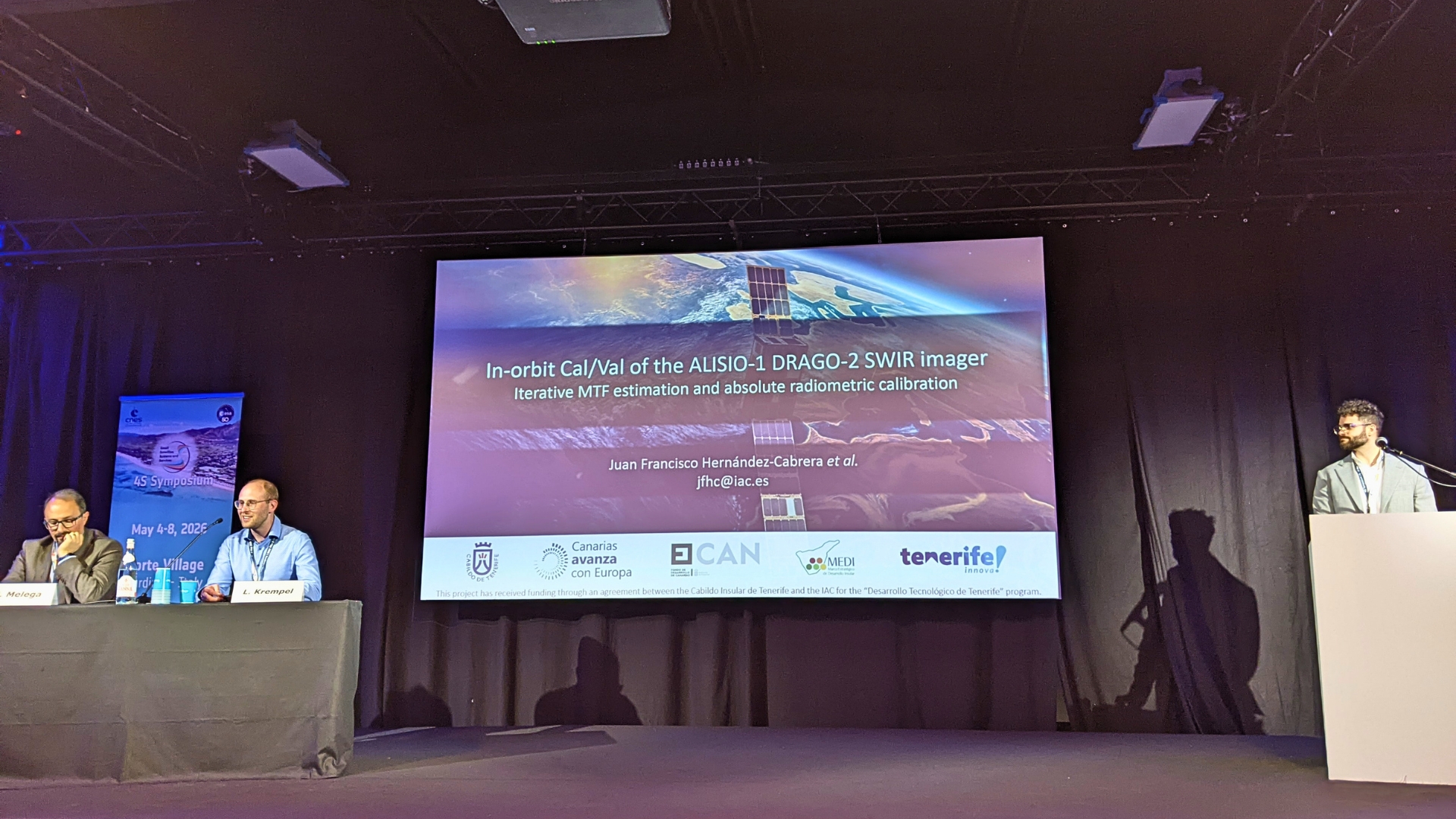 Juan Francisco Hernández Cabrera interviene en una sesión del 4S Symposium durante la presentación de un trabajo del IAC sobre instrumentación SWIR.