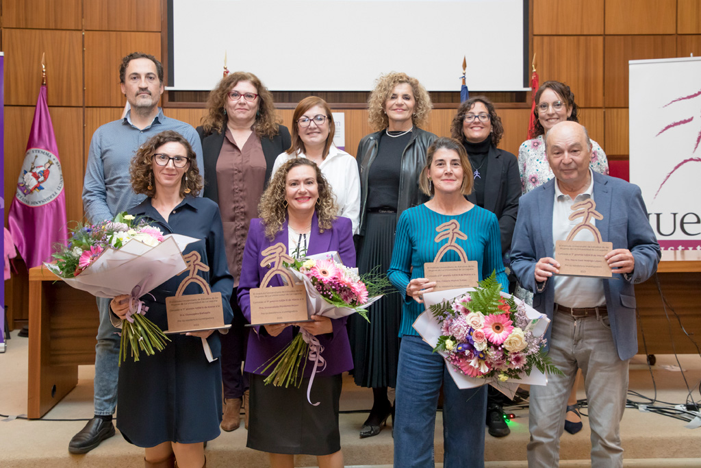 En primera fila, las premiadas por el IUEM: Giuseppina Battaglia, Inmaculada Perdomo, Casiana Muñoz e Hipólito Marrro, quien recogió el galardón en nombre de Mª José Rodrigo. Foto: Emeterio Suárez