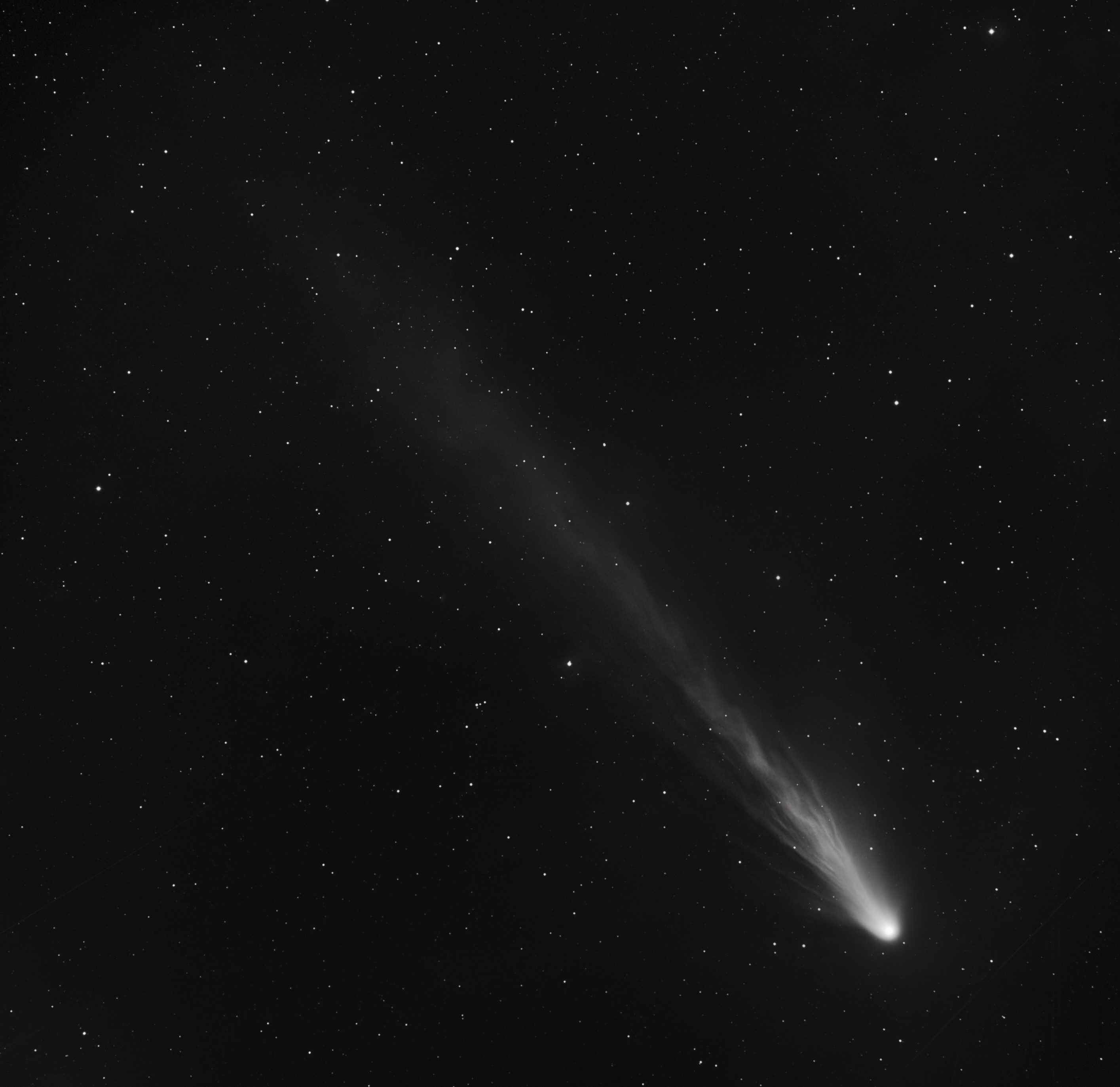 Foto detallada del cometa 12P Pons-Brooks obtenida el 3 de abril con el Sky Threasure Chest Astrograph (Astrógrafo STC) de la UC3/IAC (desde el Observatorio del Teide). Se trata de 10 imágenes de 180 s con el filtro L (luminancia). El campo cubierto es 5.5 grados por lado (10 x 10 Lunas2). Se aprecia claramente la estructura filamentosa y trenzada de los materiales sublimados y expulsados del núcleo cometario. (Crédito: Daniel López / IAC).