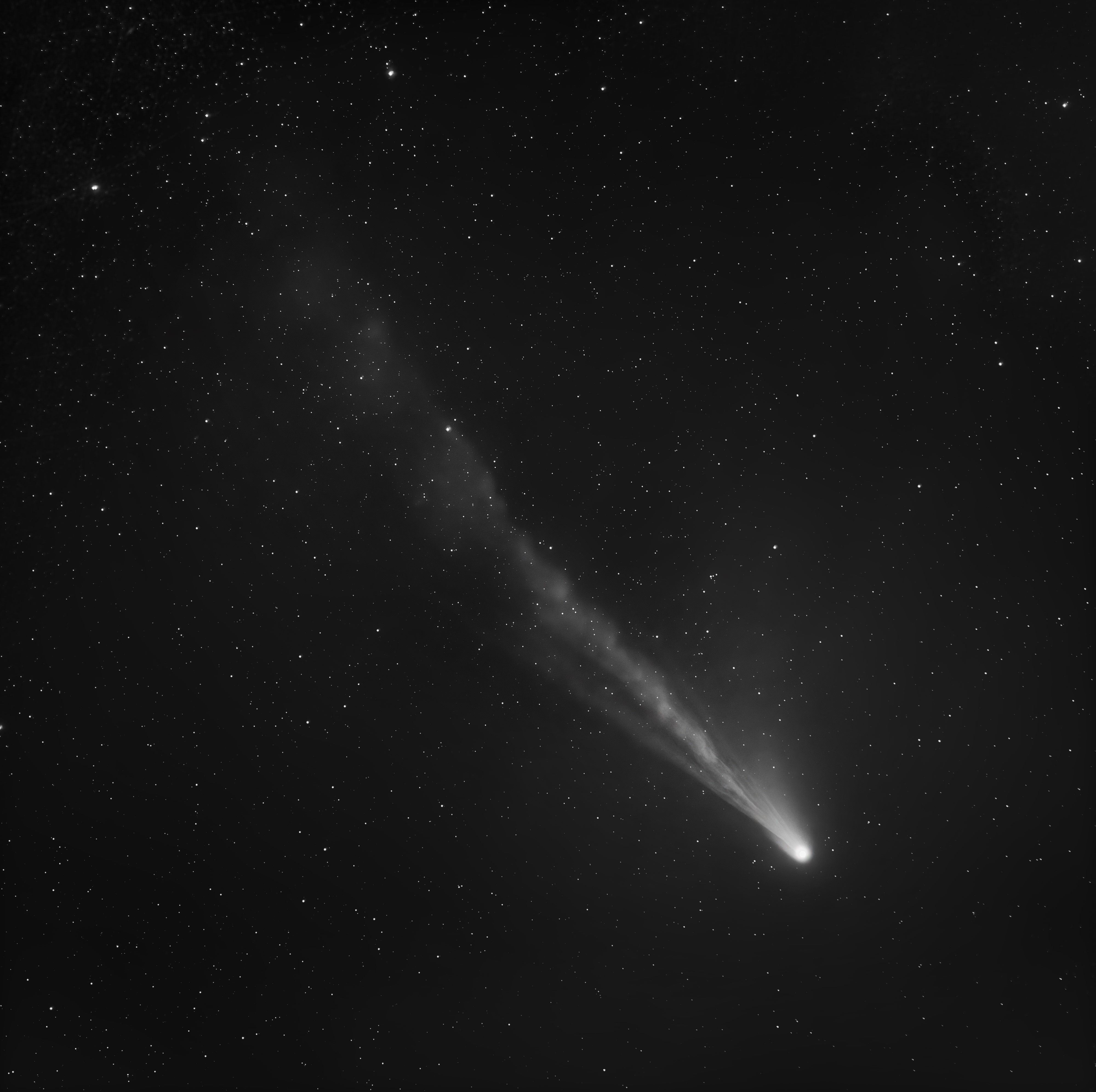 Foto detallada del cometa 12P Pons-Brooks obtenida el XX de abril con el Sky Threasure Chest Astrograph (Astrógrafo STC) de la UC3/IAC (desde el Observatorio del Teide). Se trata de 10 imágenes de 180 s con el filtro L (luminancia). El campo cubierto es 5.5 grados por lado (10x10 Lunas2). Se aprecia claramente la estructura filamentosa y trenzada de los materiales sublimados y expulsados del núcleo cometario. (Crédito: Daniel López / IAC).