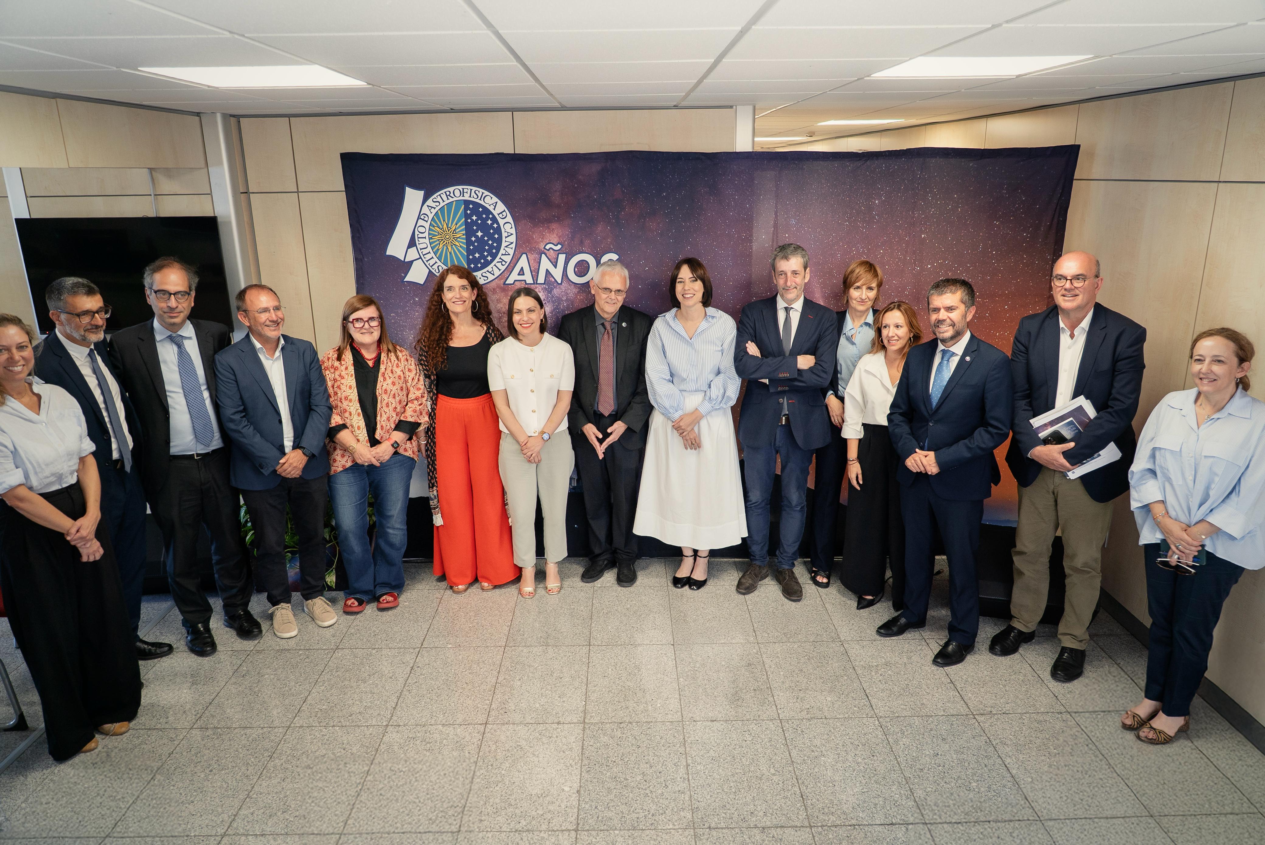 La presidenta del Consejo Rector del IAC, Diana Morant; y la consejera de Ciencia del Gobierno de Canarias, Migdalia Machín; junto al resto de miembros de este organismo tras la reunión mantenida hoy en La Palma / IAC