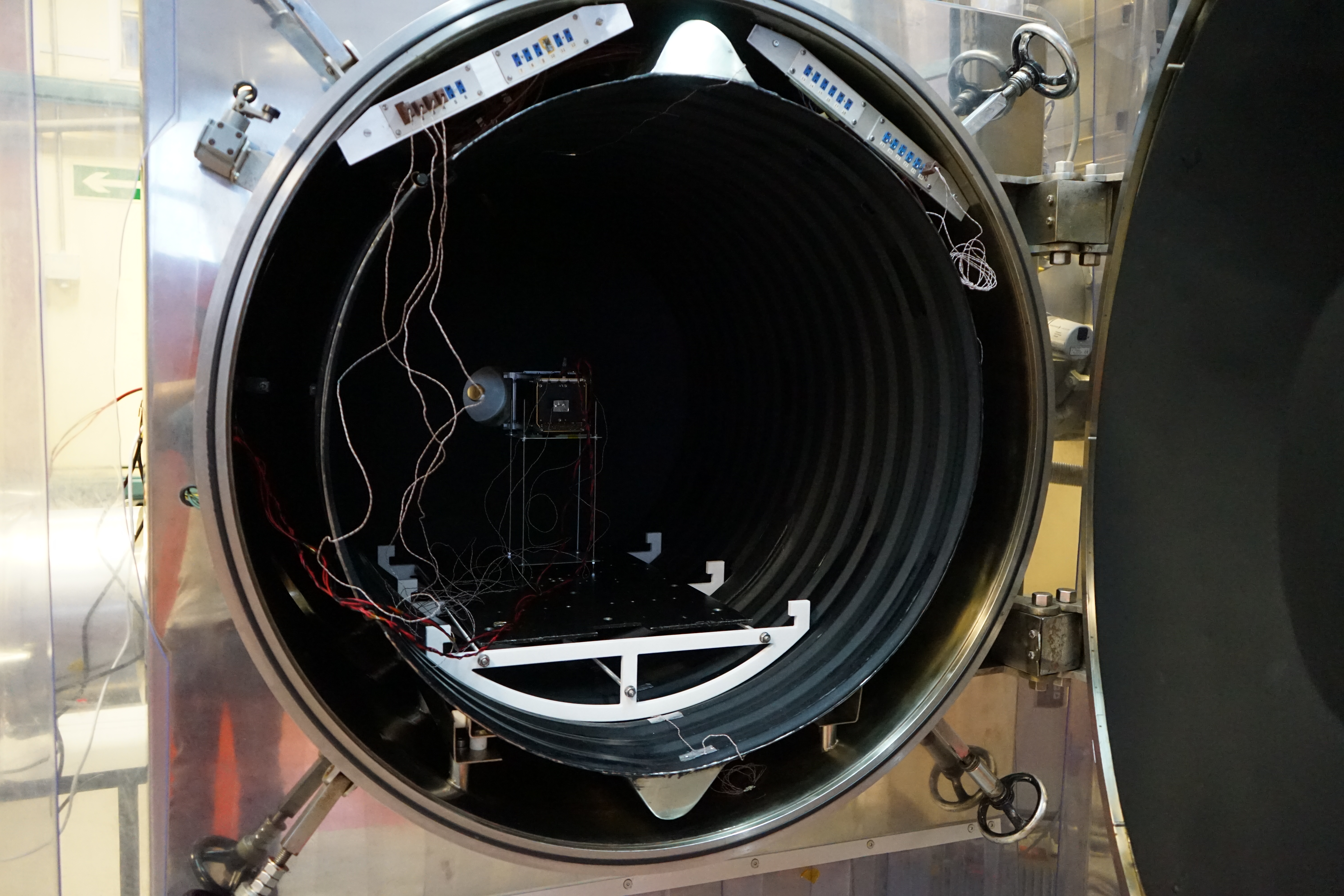 Imagen del instrumento DRAGO en el interior de la cámara de termo-vacío. Imagen tomada en las instalaciones del Área de Ensayos del INTA (Instituto Nacional de Técnica Aeroespacial). Crédito: Samuel Sordo (IAC).