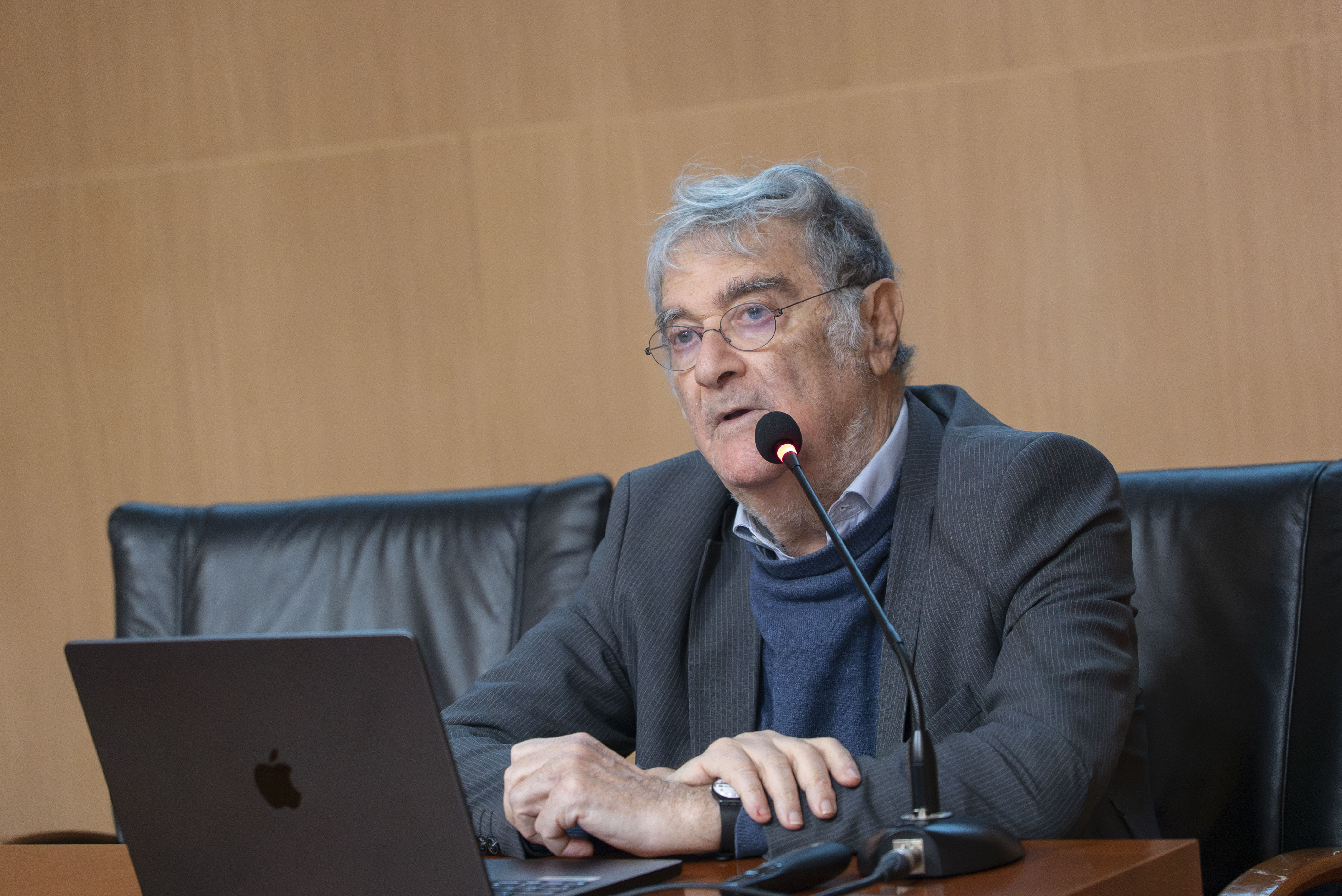 Serge Haroche, Premio Nobel de Física en 2012, durante su conferencia en el Aula del IAC