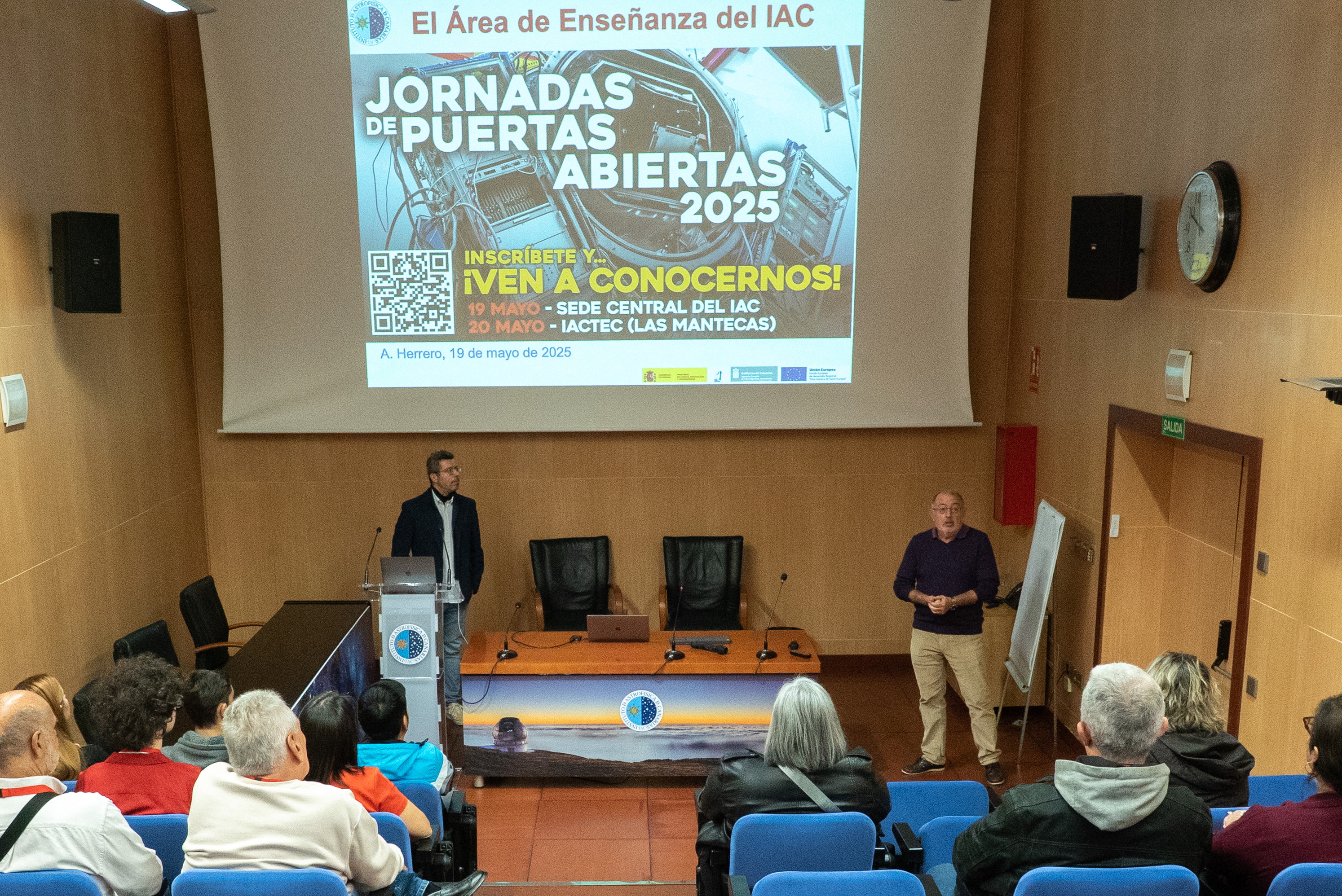 Asistentes a las jornada de puertas abiertas visitan el Aula del IAC