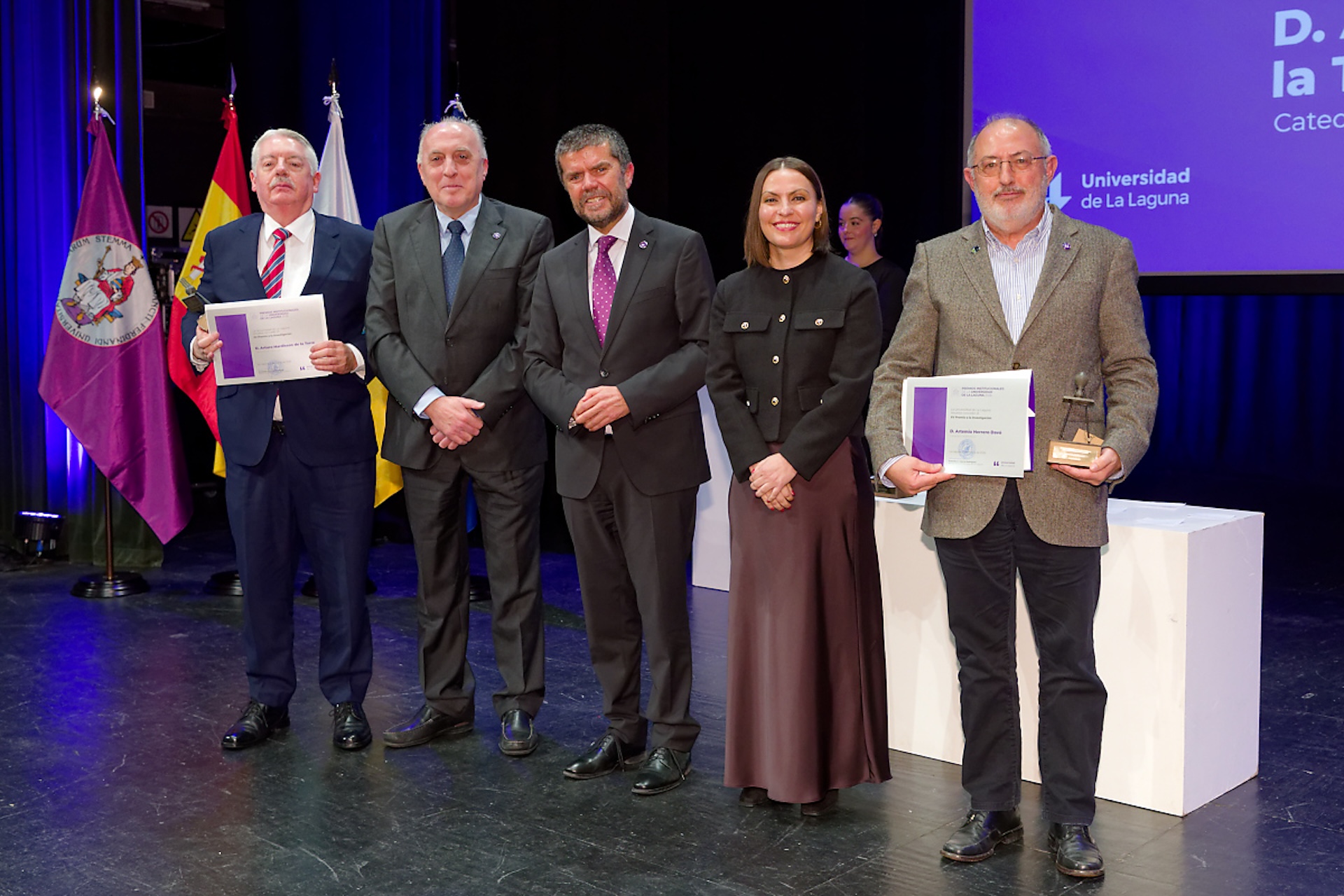 Momento de la entrega del Premio Institucional a la Investigación de la ULL a Artemio Herrero Davó