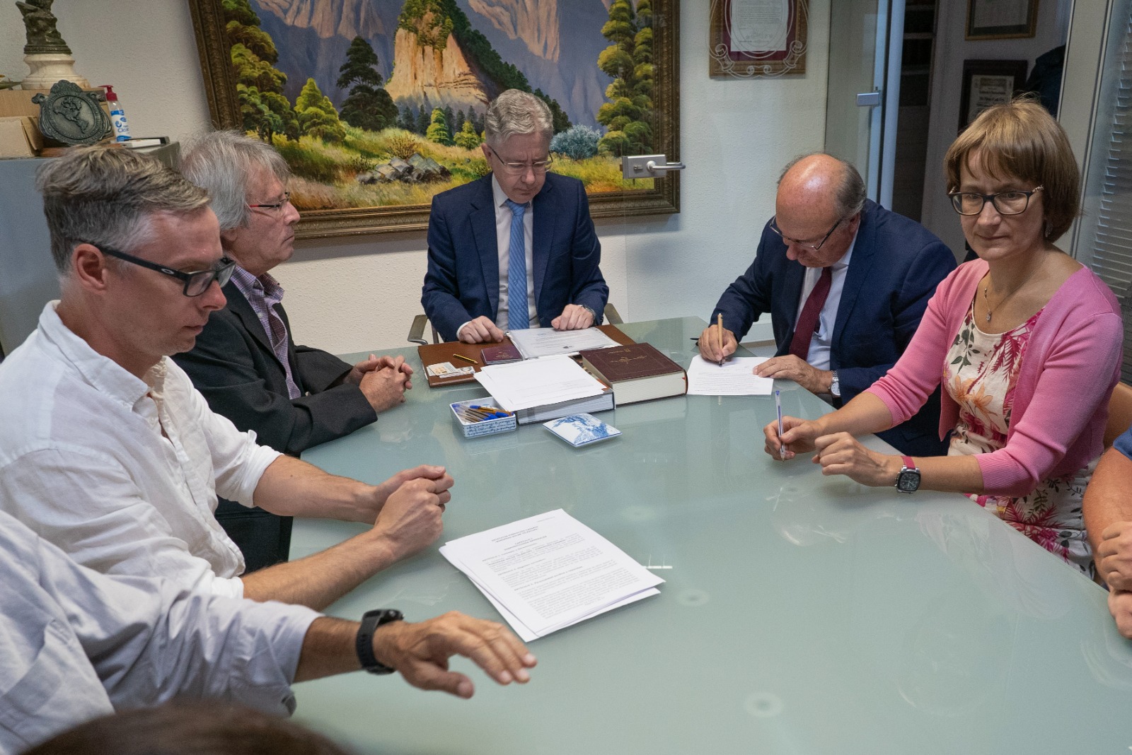 Algunos de los representantes de las instituciones que forman parte de la Fundación Canaria EST durante la firma. Crédito: Inés Bonet (IAC).