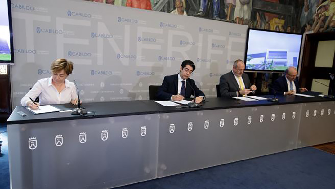 La Rectora de la ULL, Rosa Aguilar; el presidente del Cabildo de Tenerife, Pedro Martín; el vicepresidente Enrique Arriaga; y el director del IAC, Rafael Rebolo; durante la firma del convenio. Crédito: Ramón de la Rocha (EFE).