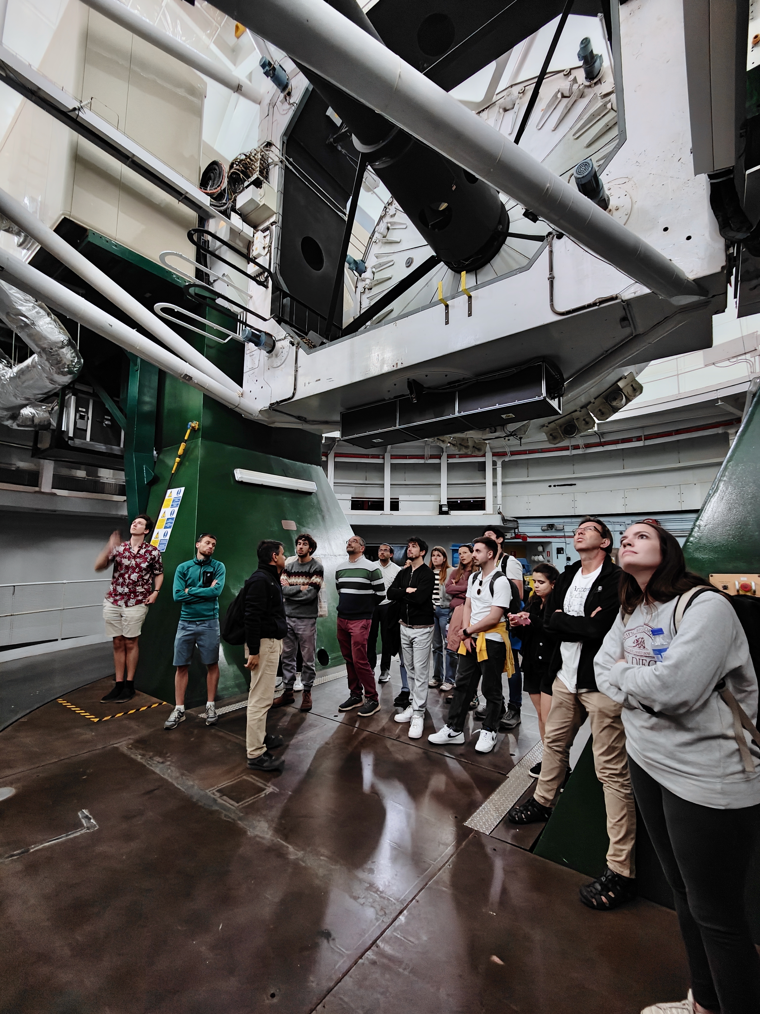 Participantes a la formación práctica del proyecto EDUCADO en el interior del Telescopio William Herschel (WHT), en el Observatorio del Roque de los Muchachos (La Palma)