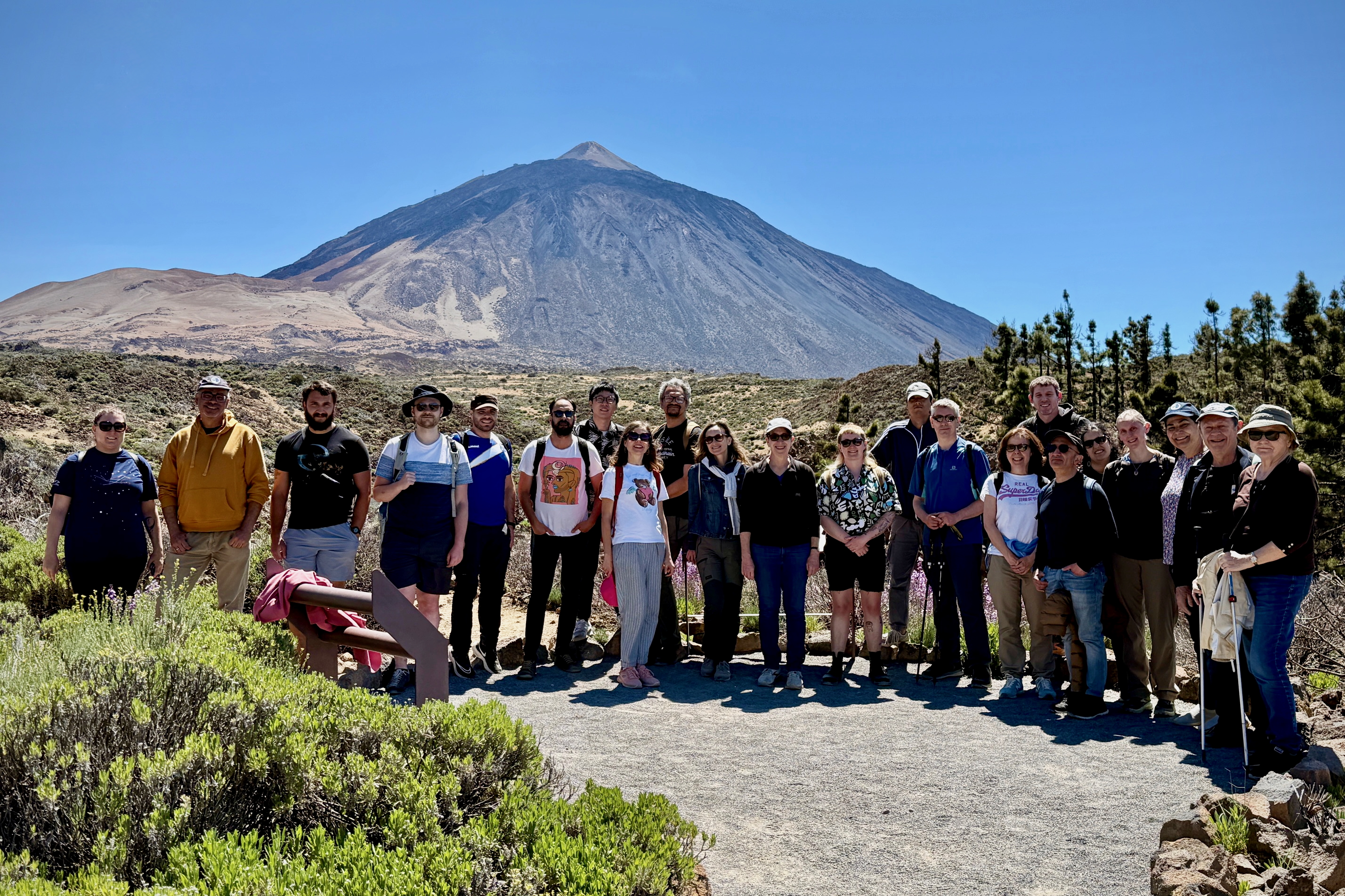Asistentes a la reunión de la colaboración GATOS durante la visita al Parque Nacional del Teide (Tenerife)