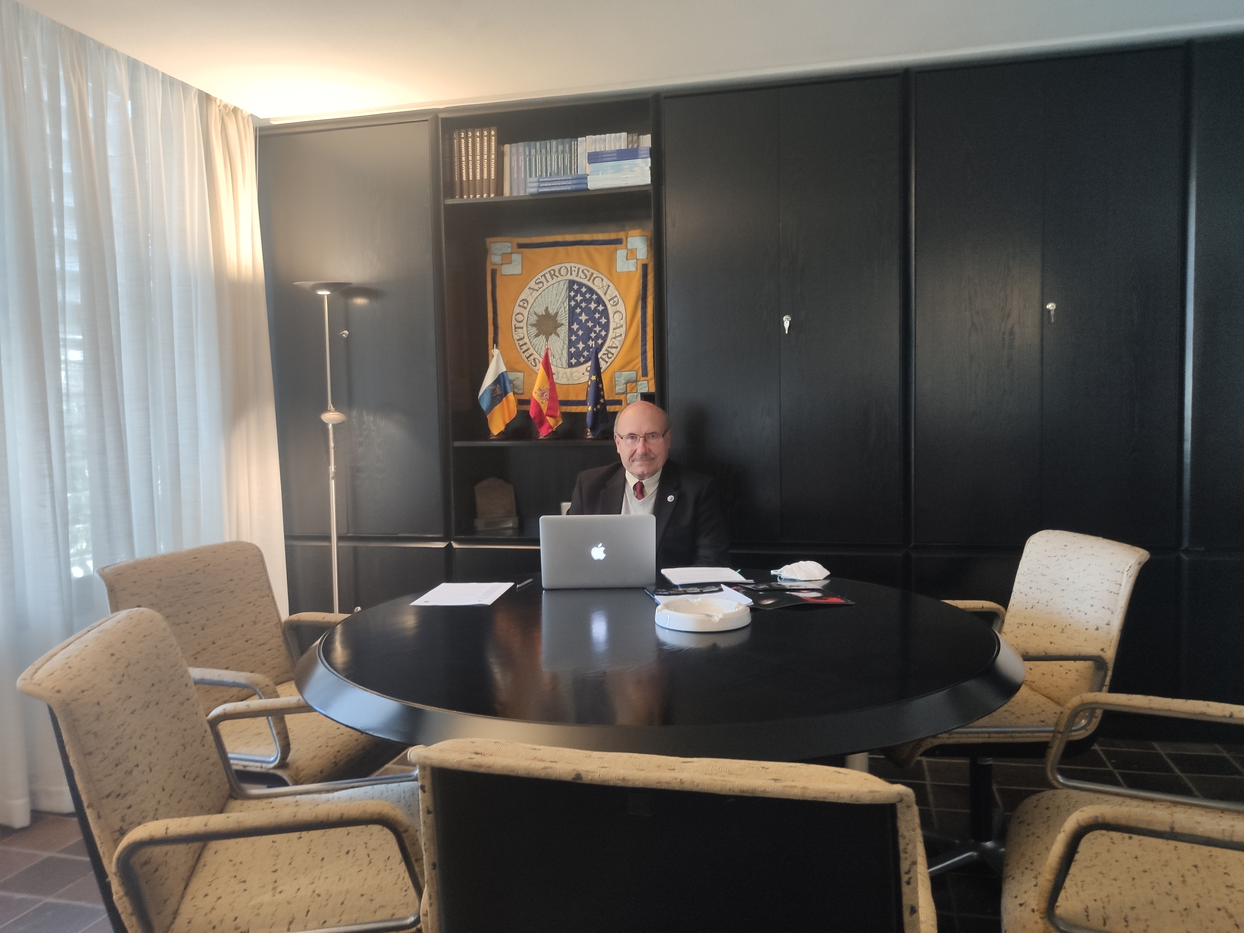 Rafael Rebolo, director del IAC, durante la firma del acuerdo con el CNRS