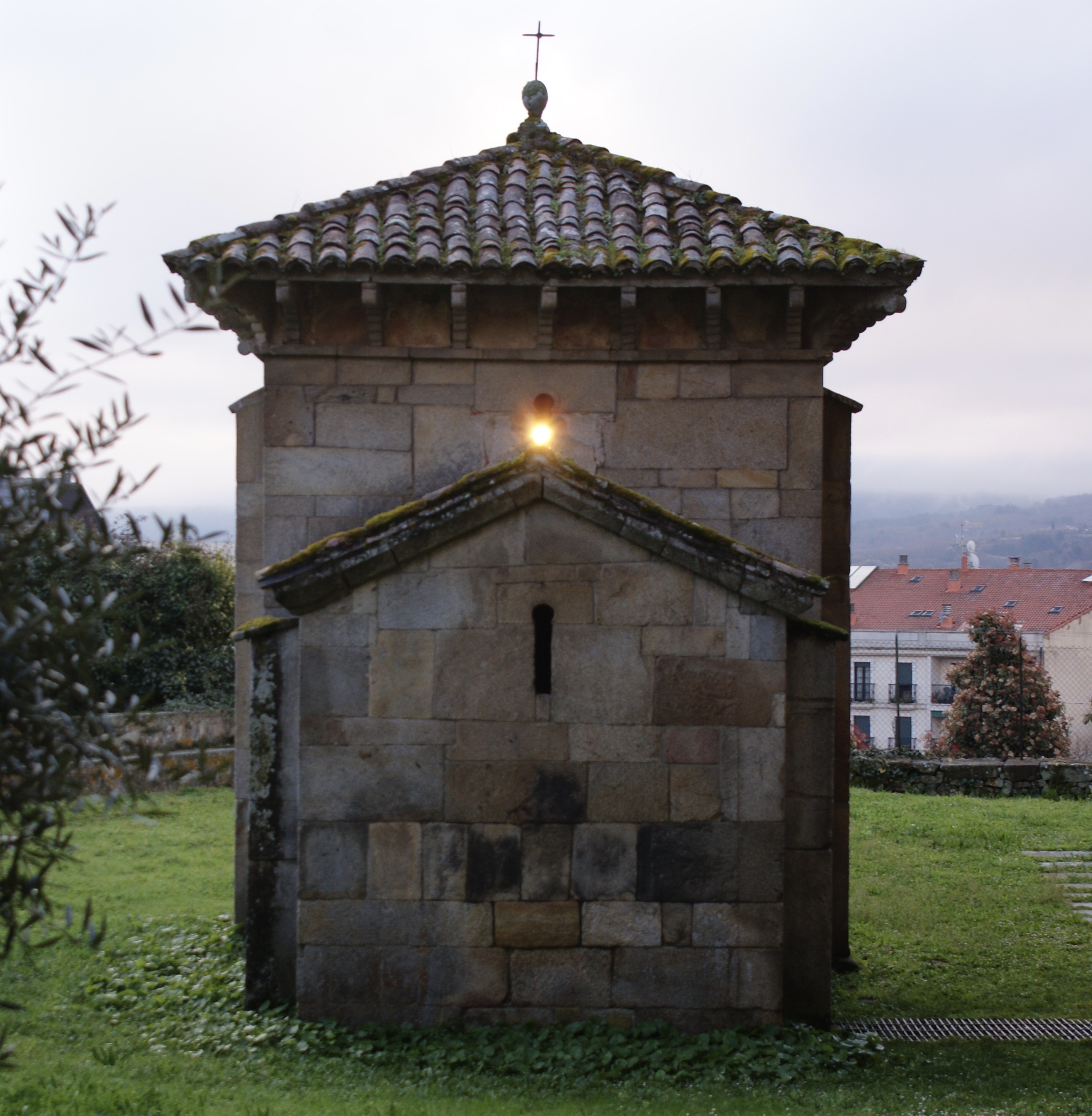 Iglesia orientada equinoccialmente, en San Miguel de Celanova (Ourense). Imagen tomada en marzo de 2016. Crédito: Antonio César González-García.