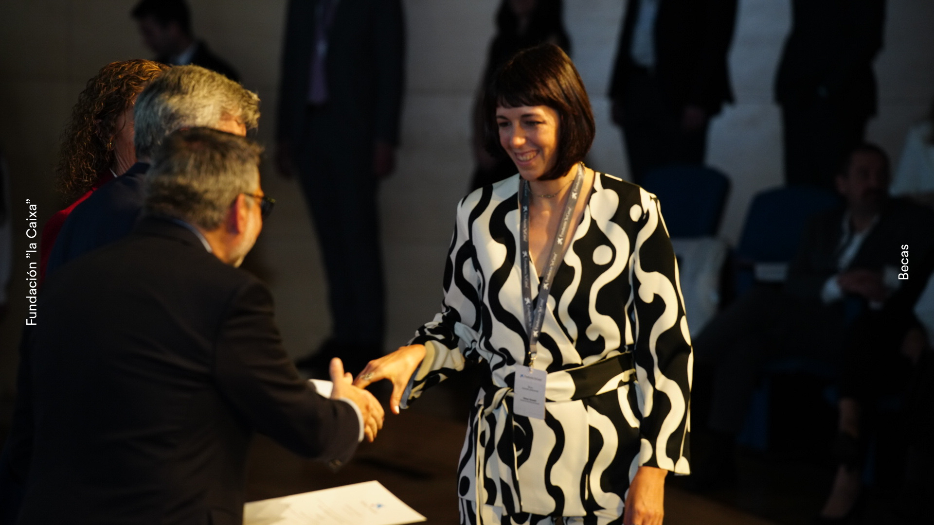 Elena Vanetti recogiendo su beca