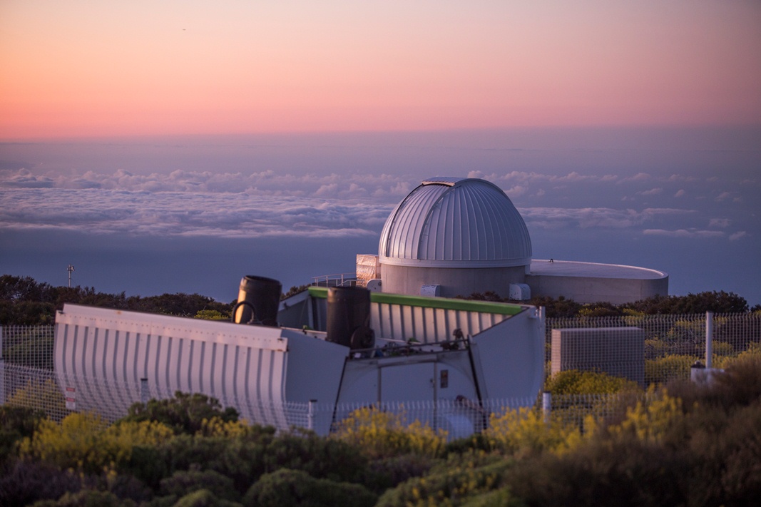 En primer plano, telescopios de 40 cm del LCO instalados en el Observatorio del Teide, en Tenerife. Créditos: Daniel López / IAC.