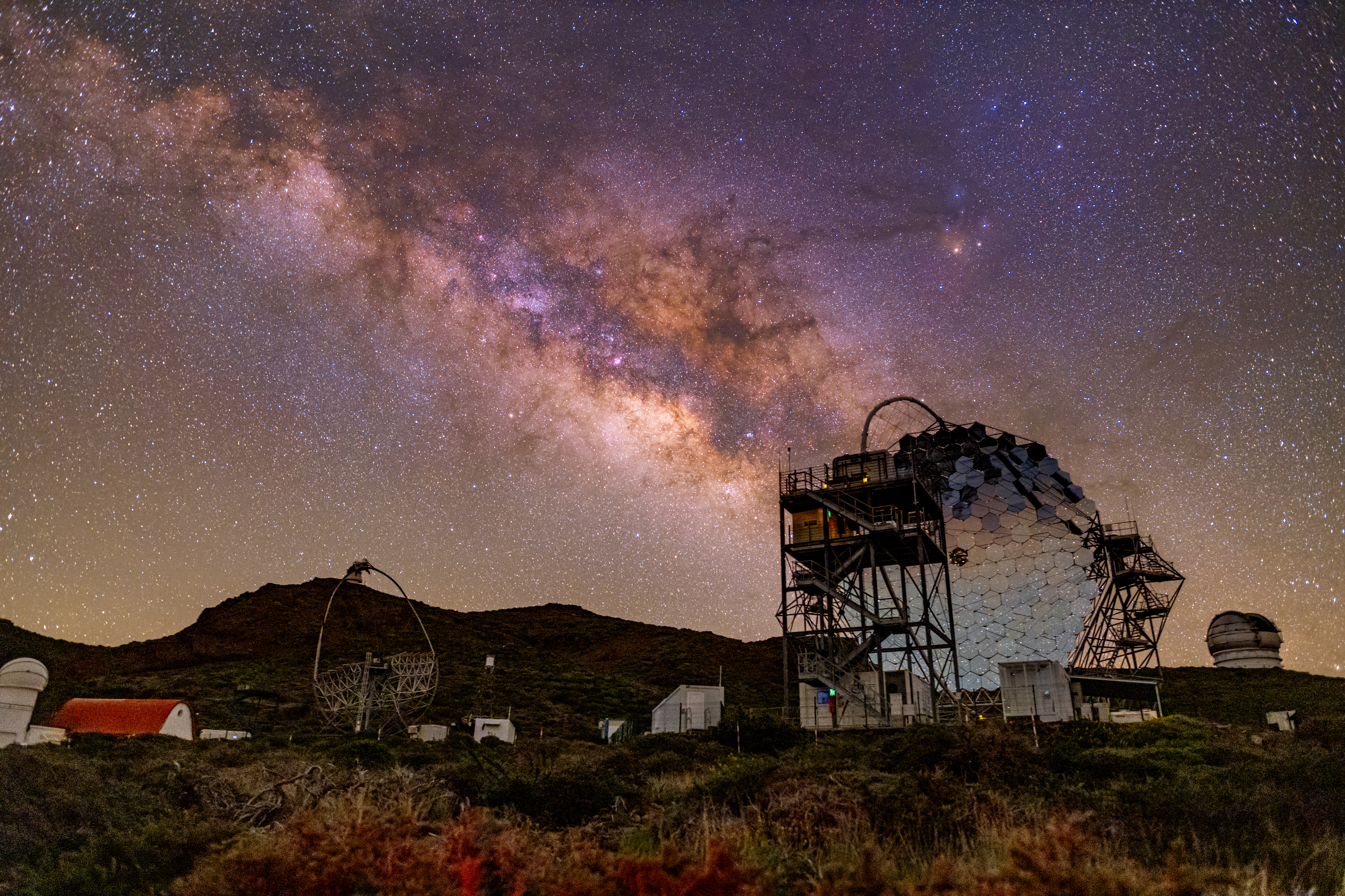 Imagen del LST-1 y la Vía Láctea en el Observatorio del Roque de los Muchachos