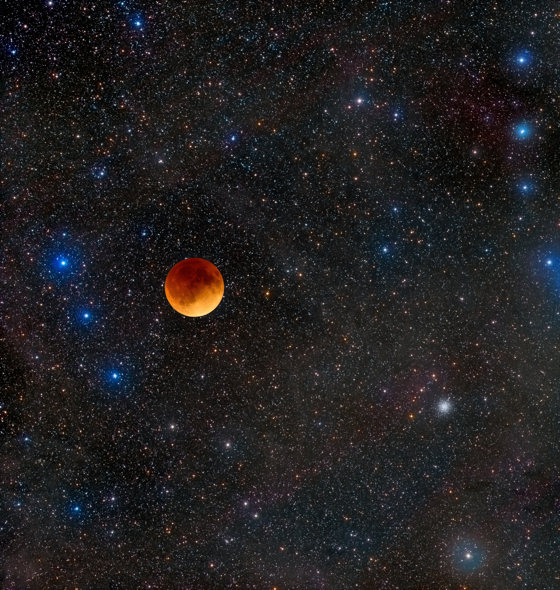 Eclipse total de Luna del 16 de mayo de 2022 tomada con el Astrógrafo STC (Observatorio del Teide). Composición de tomas en RGB durante el eclipse, junto con imágenes profundas tomadas dos semanas antes en los filtros L y RGB. Crédito: Daniel López