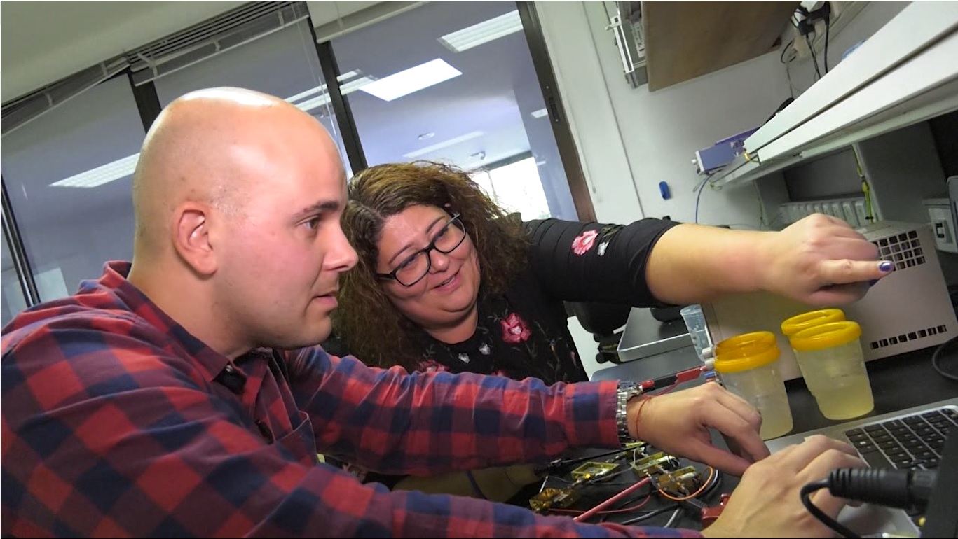 Imagen de Natalia Arteaga y Enrique Villa, ingenieros de IACTEC, durante la caracterización preliminar del sistema en el Laboratorio de Electrónica del IAC el pasado mes de noviembre de 2019. Crédito: Enrique Villa.