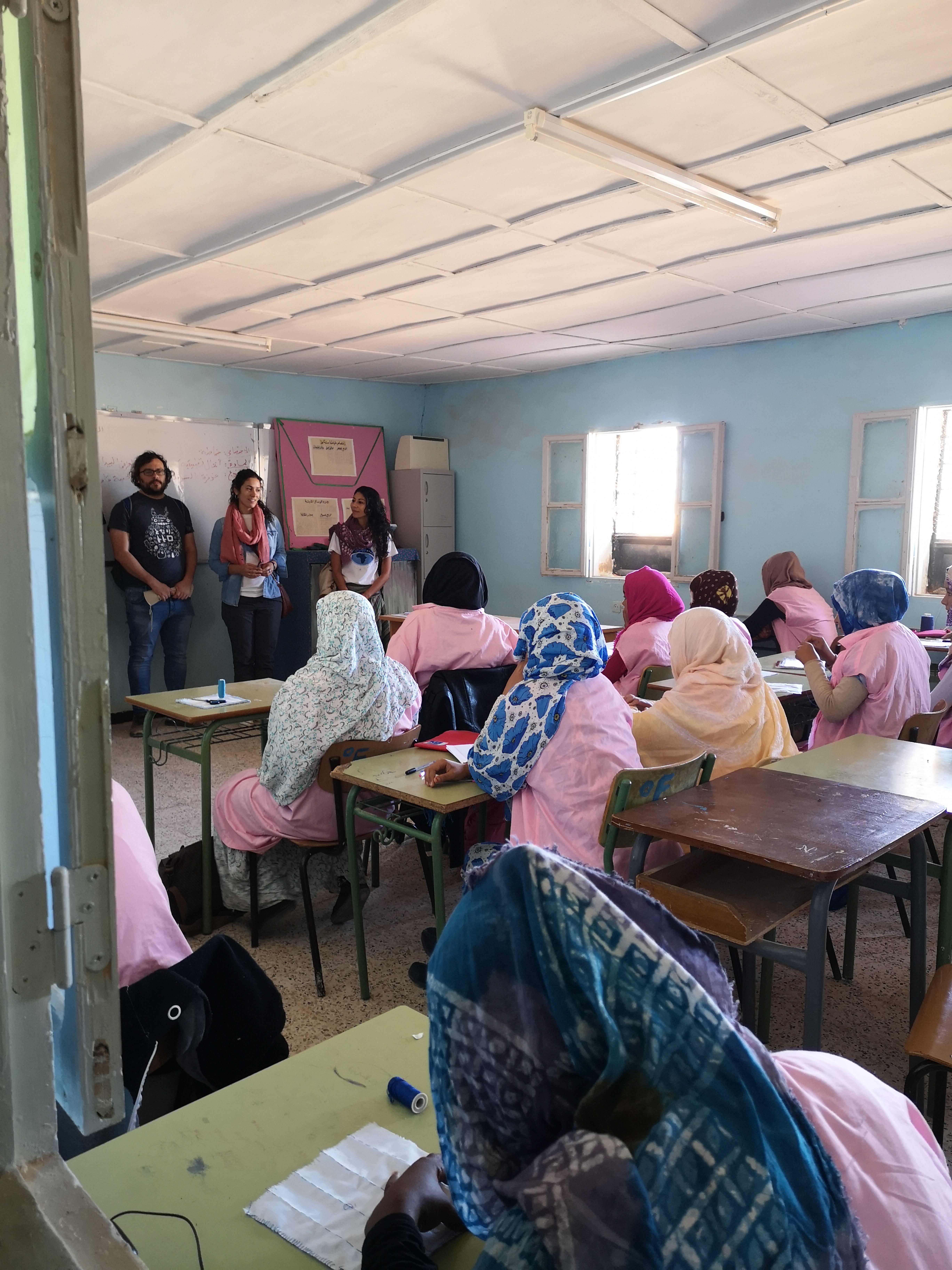 Visita a una escuela de mujeres en el campamento de El Aaiún. Crédito: F. Carrelli, D. Rodrigues, F. Sordo, GalileoMobile.