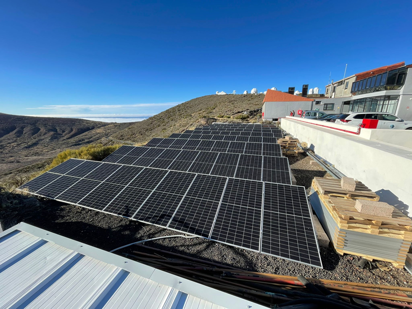 Paneles solares en el Observatorio del Teide