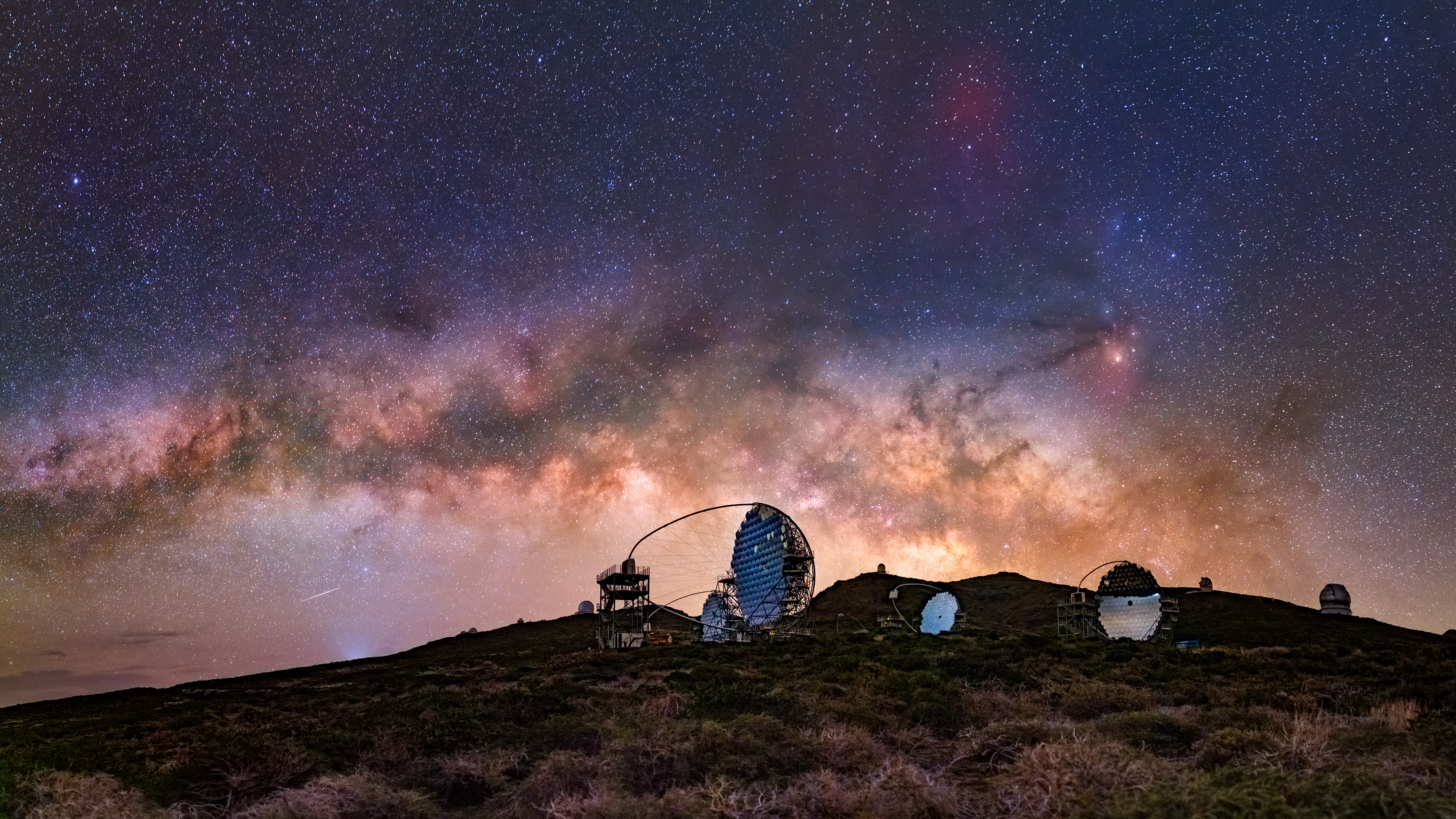 La Vía Láctea y los cuatro LST en las últimas fases de su instalación en el Observatorio del Roque de los Muchachos