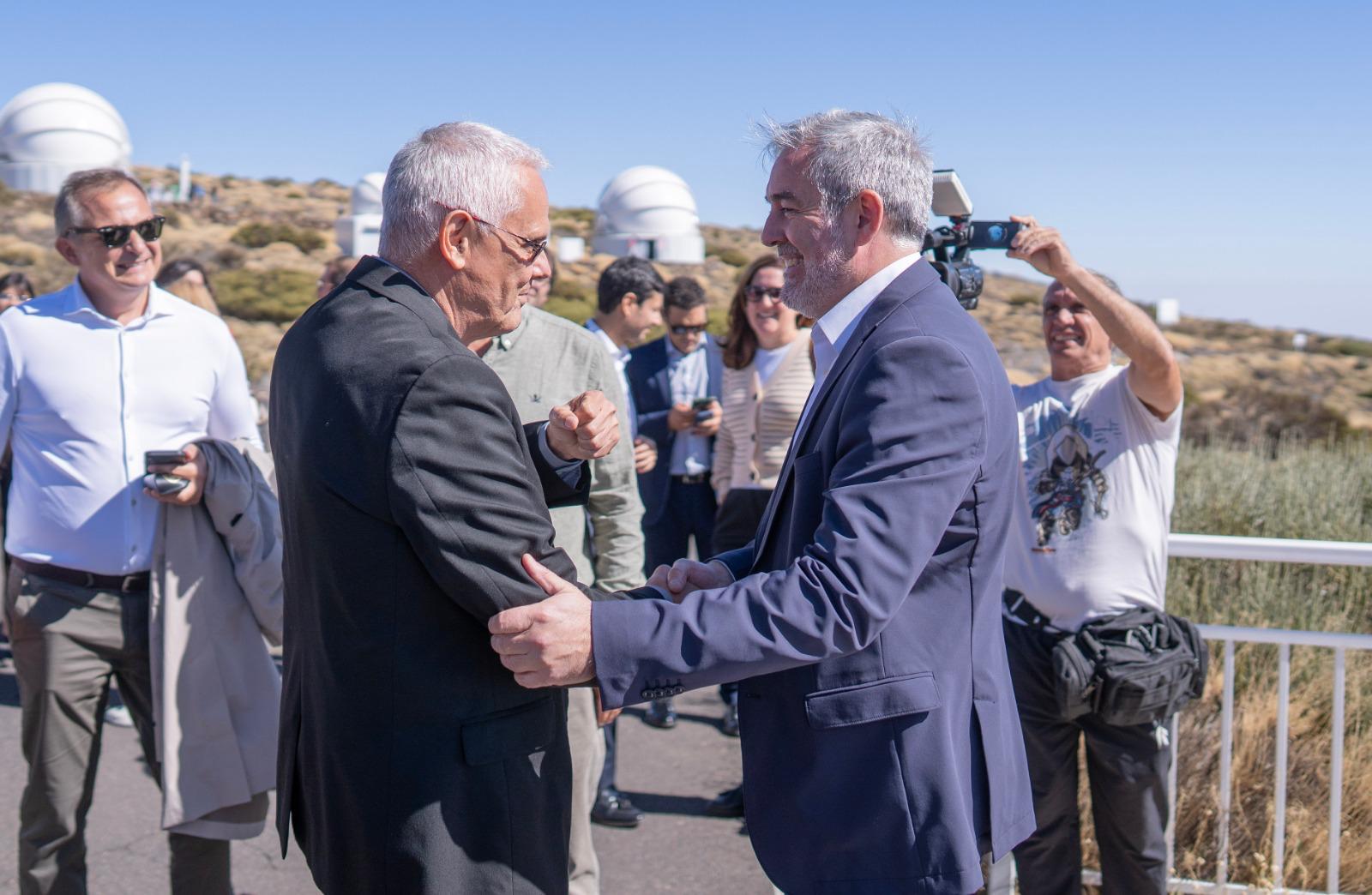El director del IAC, Valentín Martínez Pillet, y el presidente de Canarias, Fernando Clavijo, durante el acto de presentación de los telescopios TTT en el Observatorio del Teide