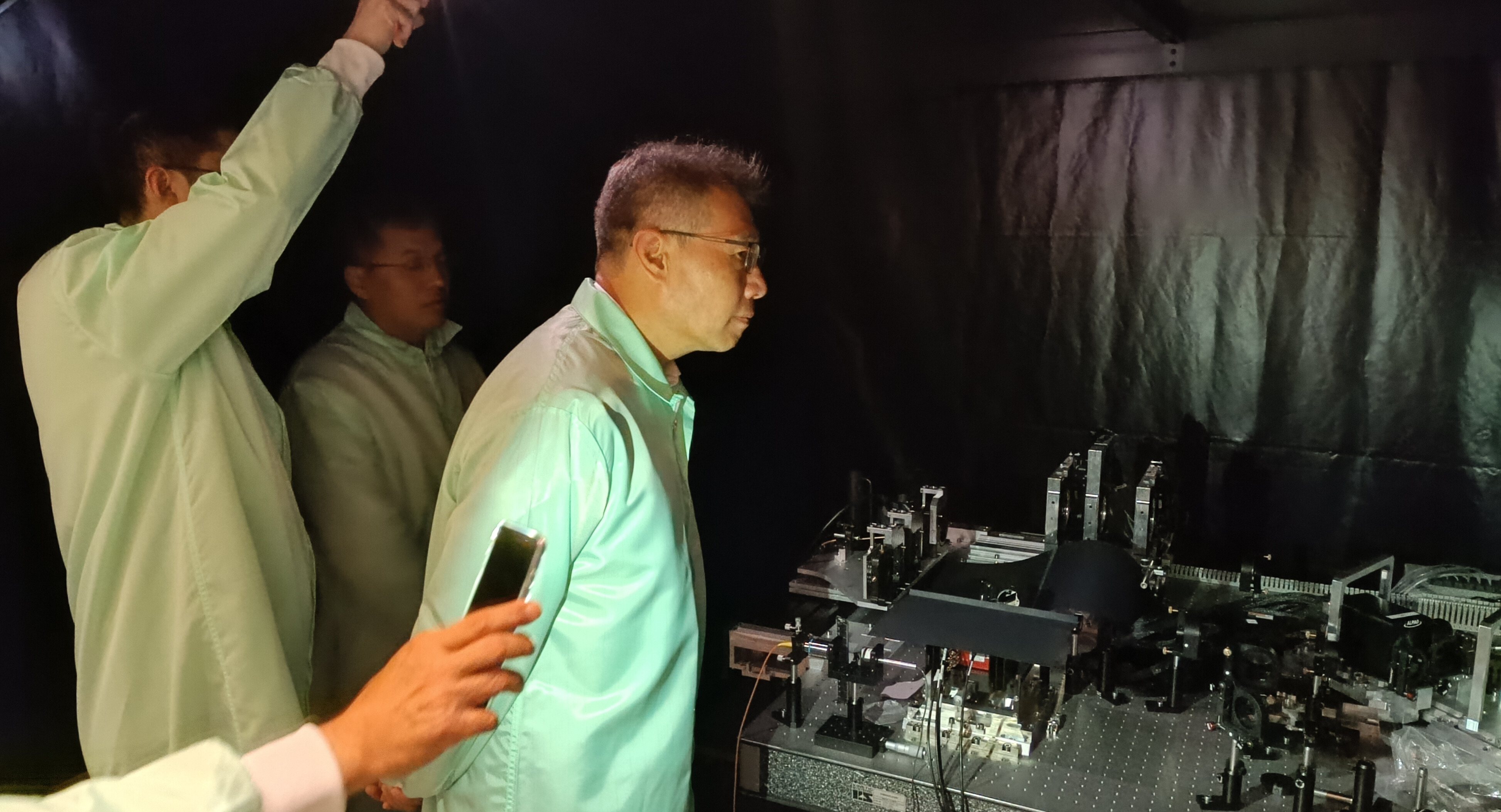 El Prof. Zhang en las instalaciones de de desarrollo instrumental del IAC