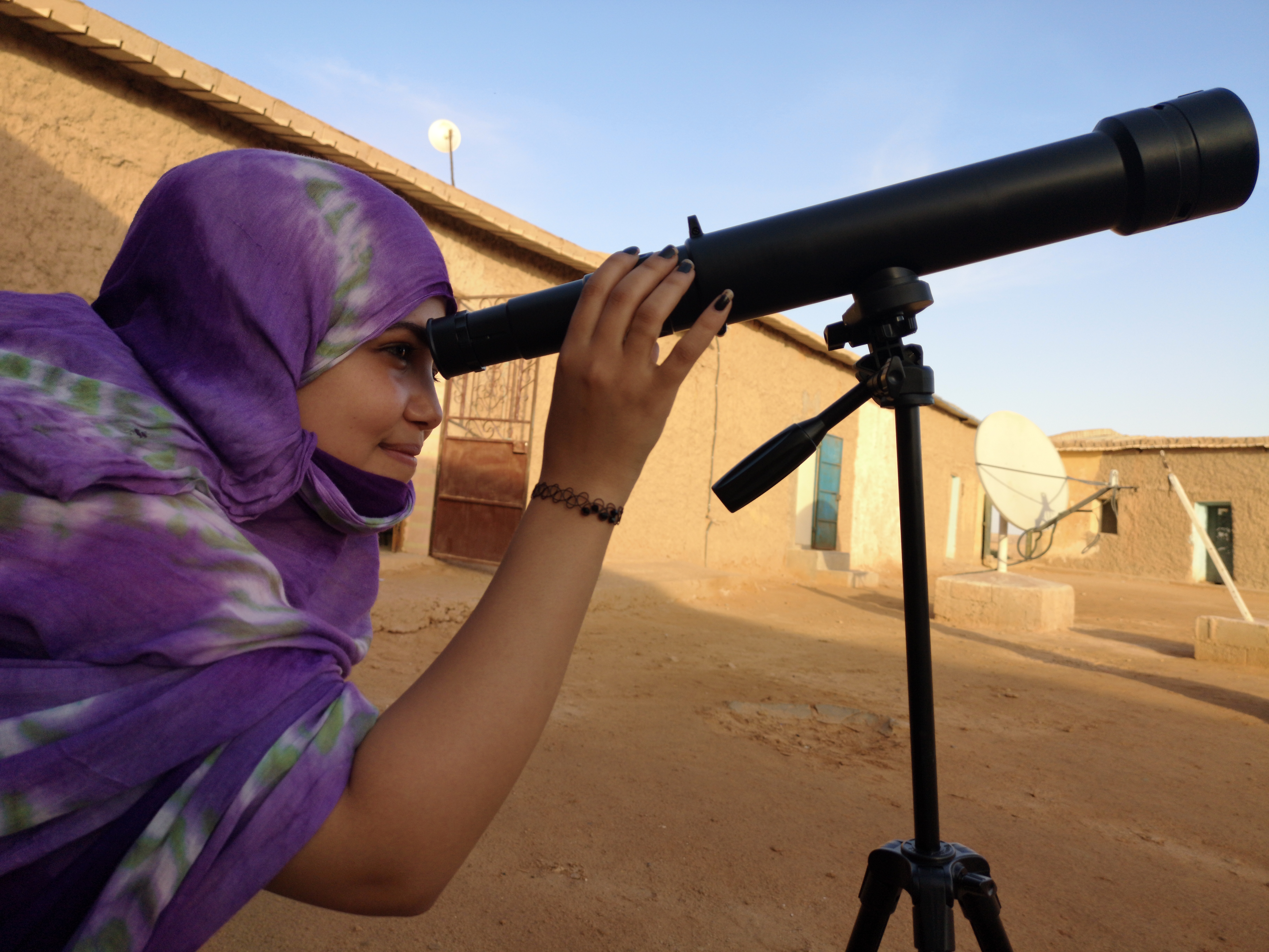 Profesora saharaui practica el montaje y apuntado del telescopio refractor donado a su centro educativo. F. Carrelli, D. Rodrigues, F. Sordo, GalileoMobile.