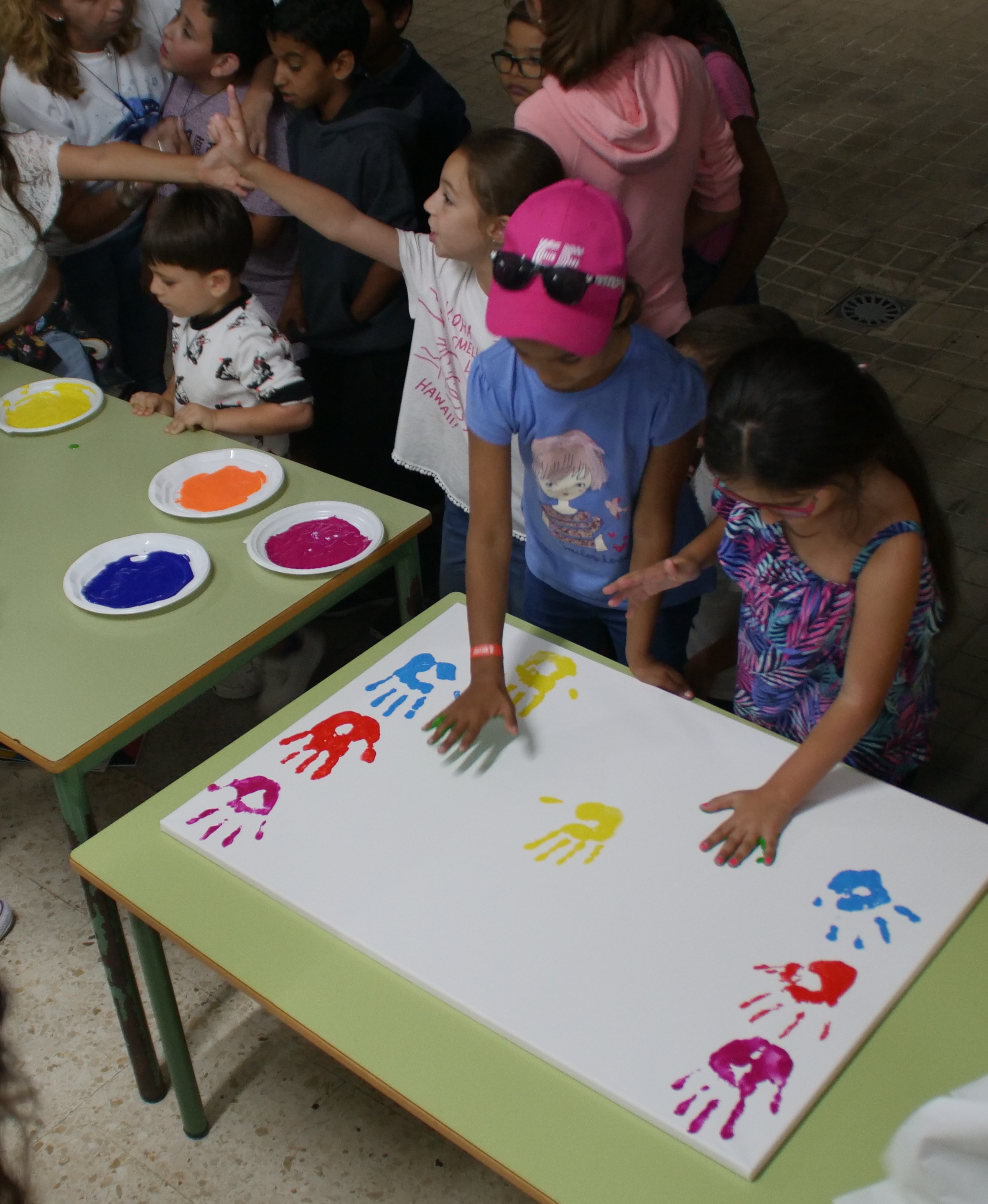 Actividad conjunta con pequeños saharauis y españoles para promover el entendimiento mutuo. Crédito: F. Carrelli, D. Rodrigues, F. Sordo, GalileoMobile.