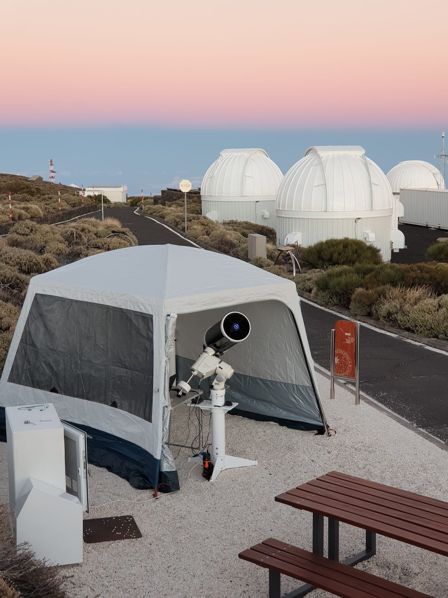 La instrumentación utilizada fue un telescopio de 26cm de apertura, una cámara de 16 megapíxeles y una rueda de filtros (LRGB). Se tomaron miles de imágenes de 10ms a unas decenas de 20s para poder mostrar los detalles del brillante Júpiter hasta la extremadamente débil luna de Saturno Hiperión (Mimas y Encélado quedaron ocultos por el brillo de Saturno).