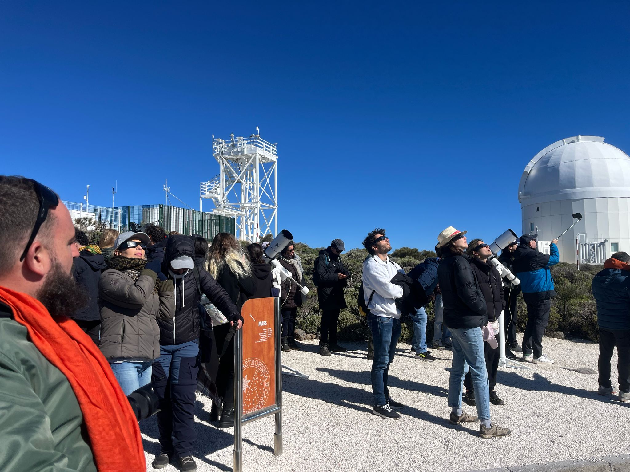 Observación del eclipse parcial de Sol desde el Observatorio del Teide