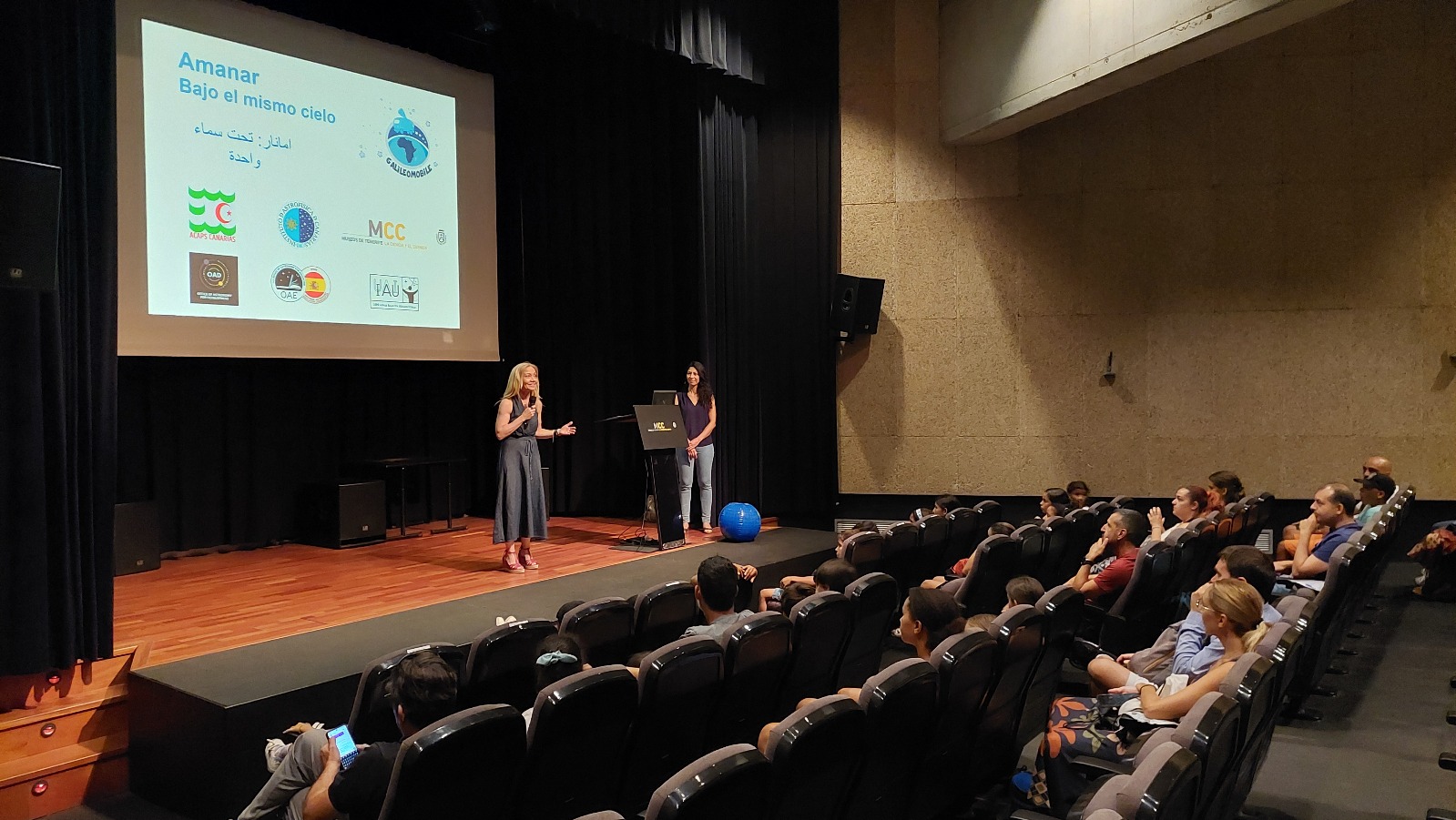 Antonia Varela, directora del MCC, dando la bienvenida al grupo de escolares saharauis y sus familias de acogida de Tenerife