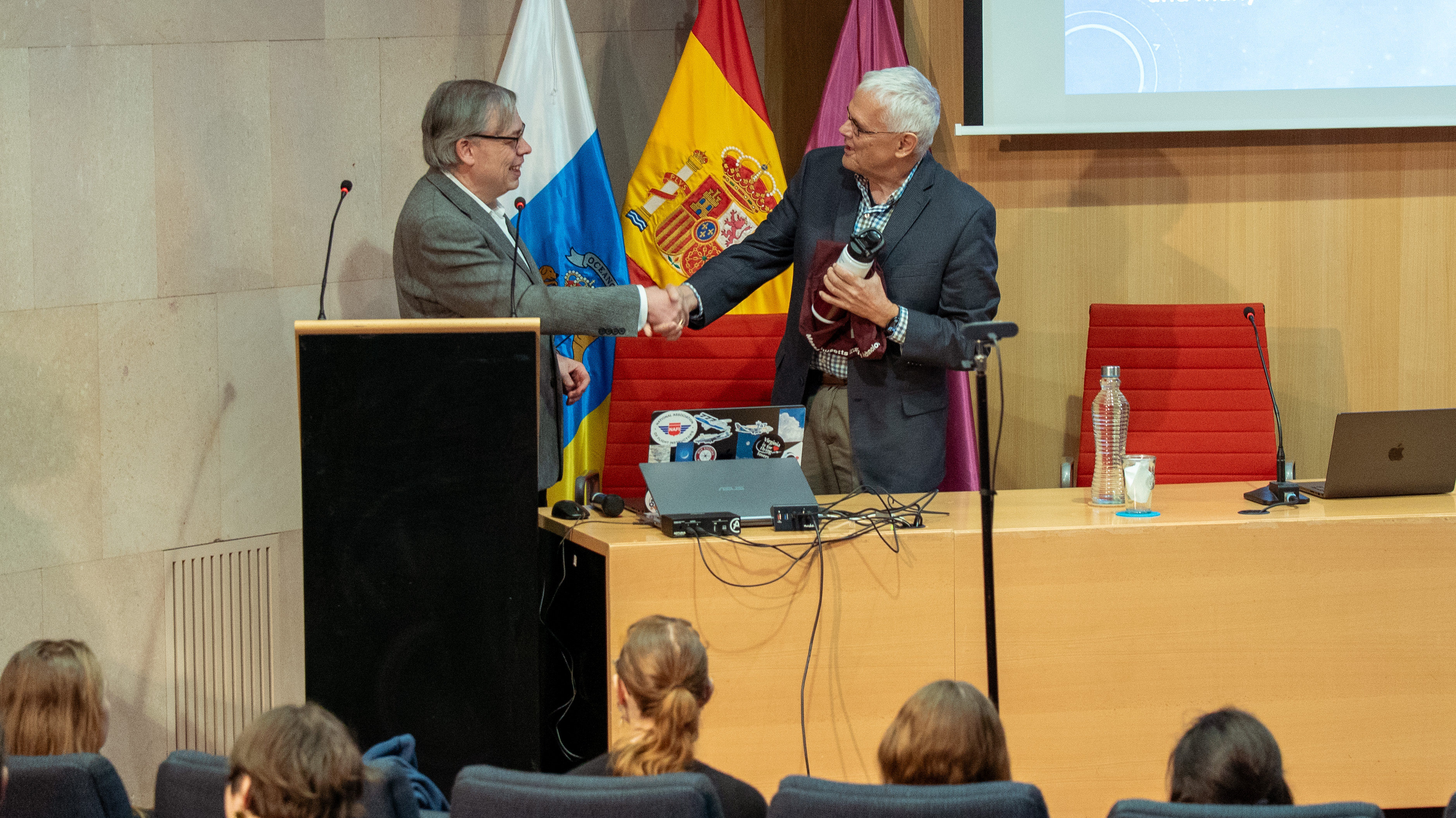 Valentín Martínez Pillet, director del IAC, recibe un obsequio de Michael Person