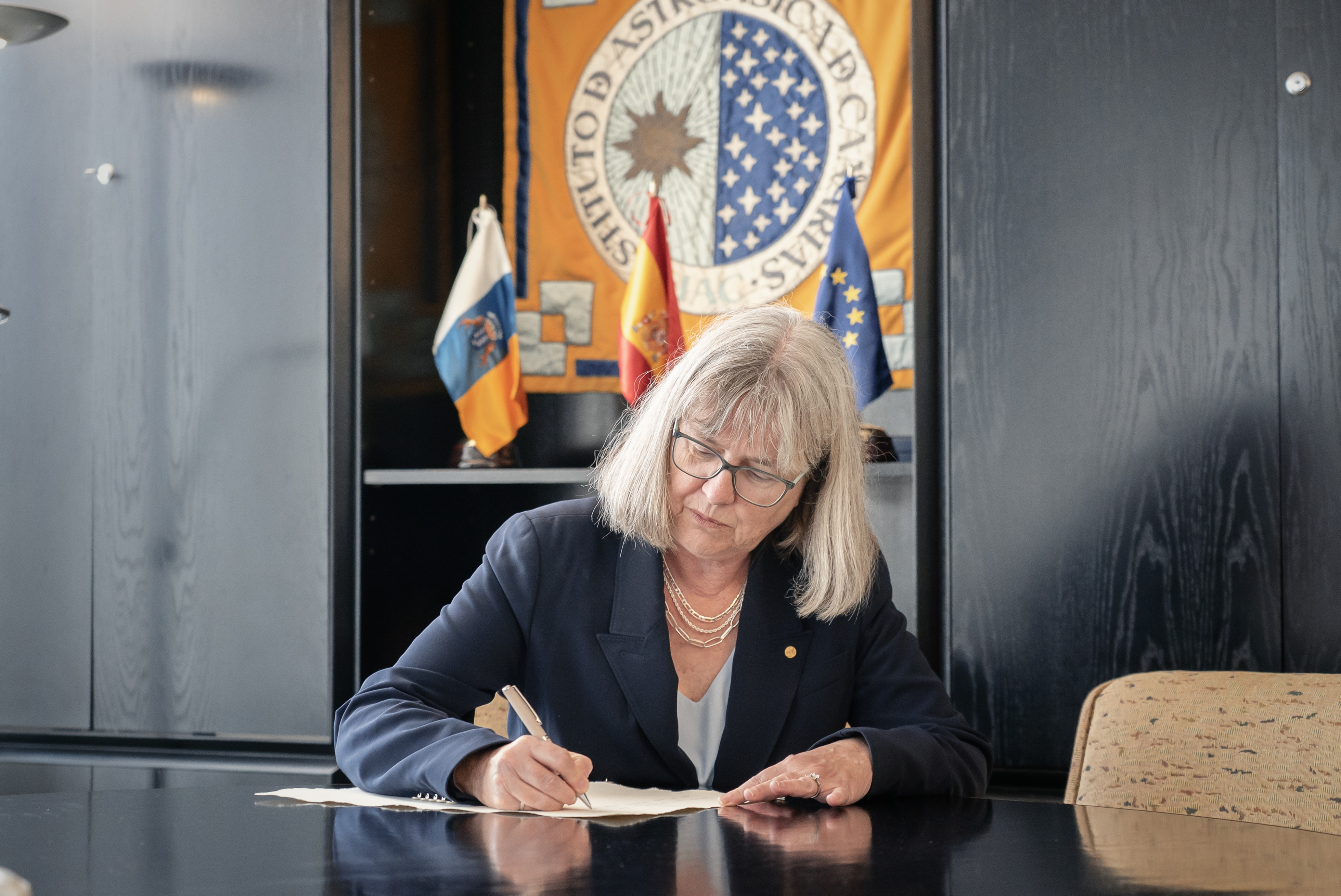 Donna Strickland firma el libro de visitas del IAC