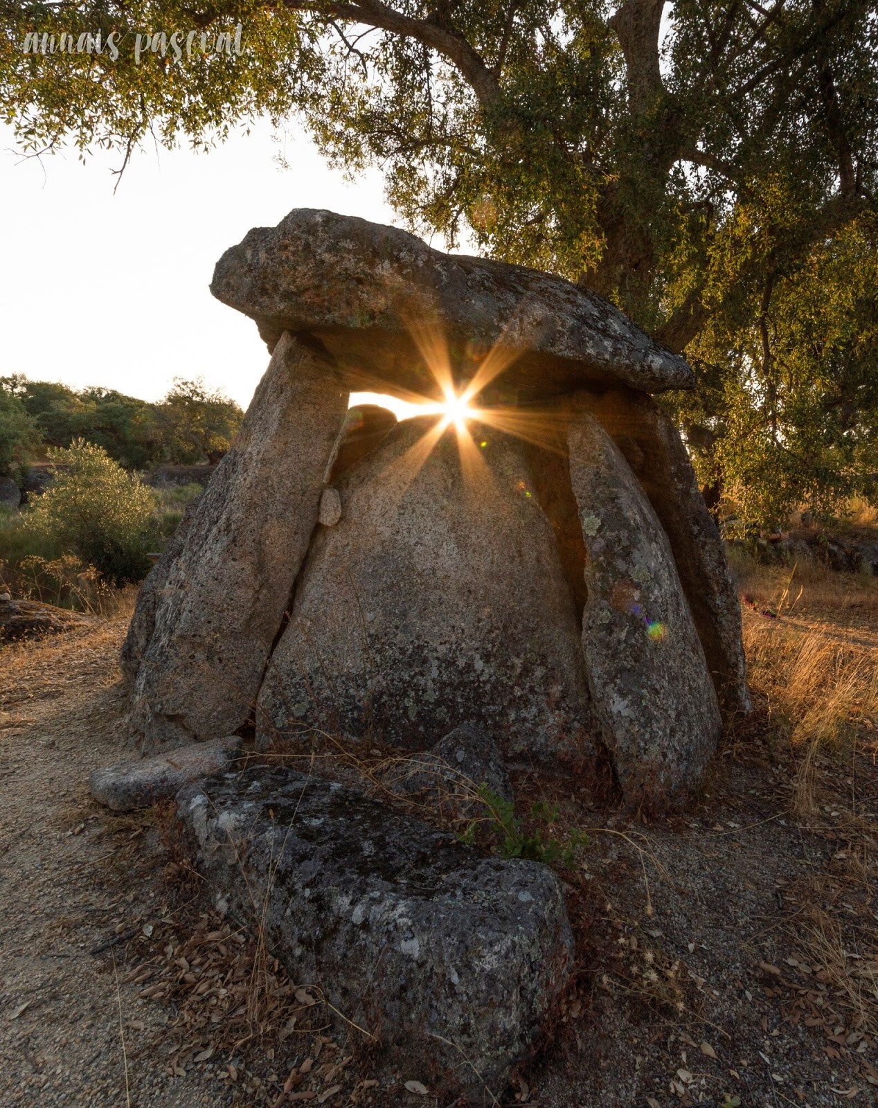 Alineación amanecer solar en el Equinoccio de otoño y el eje principal del Dolmen Zafra III en Valencia de Alcántara (Cáceres, Extremadura). Crédito: Anais Pascual.