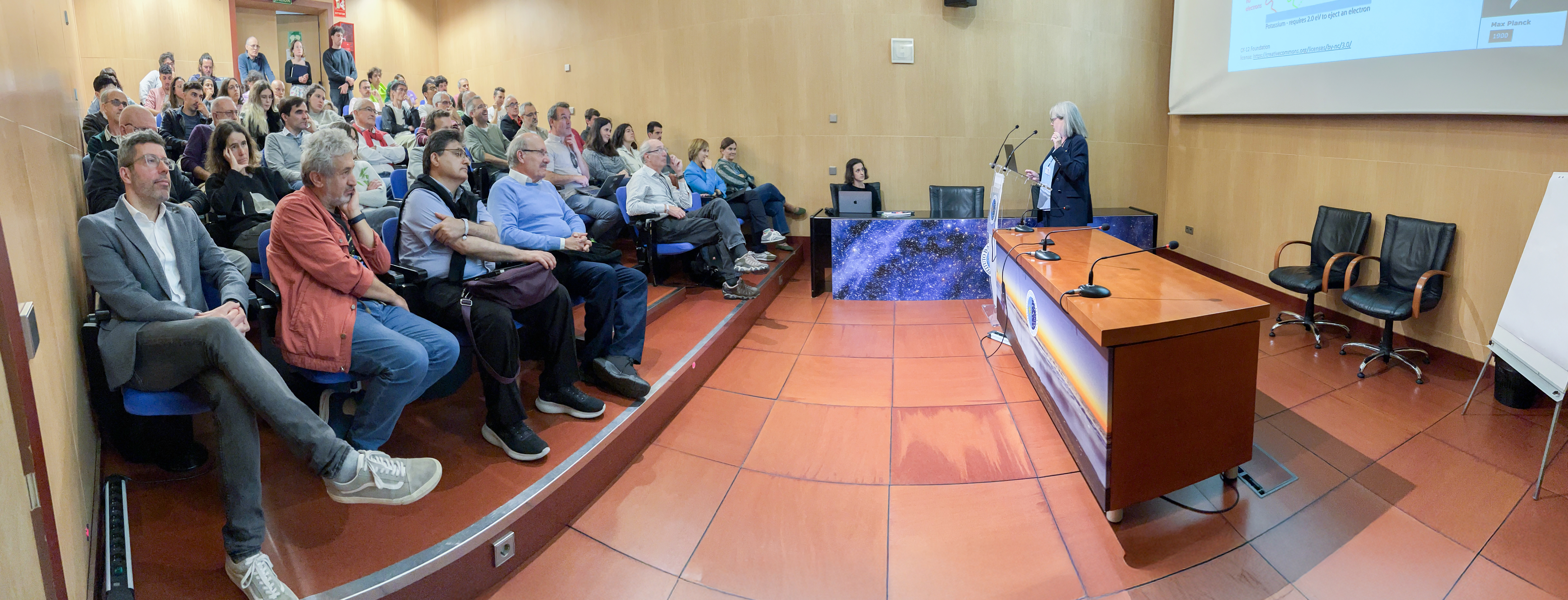 Donna Strickland durante su charla en el Aula del IAC. Crédito: IAC