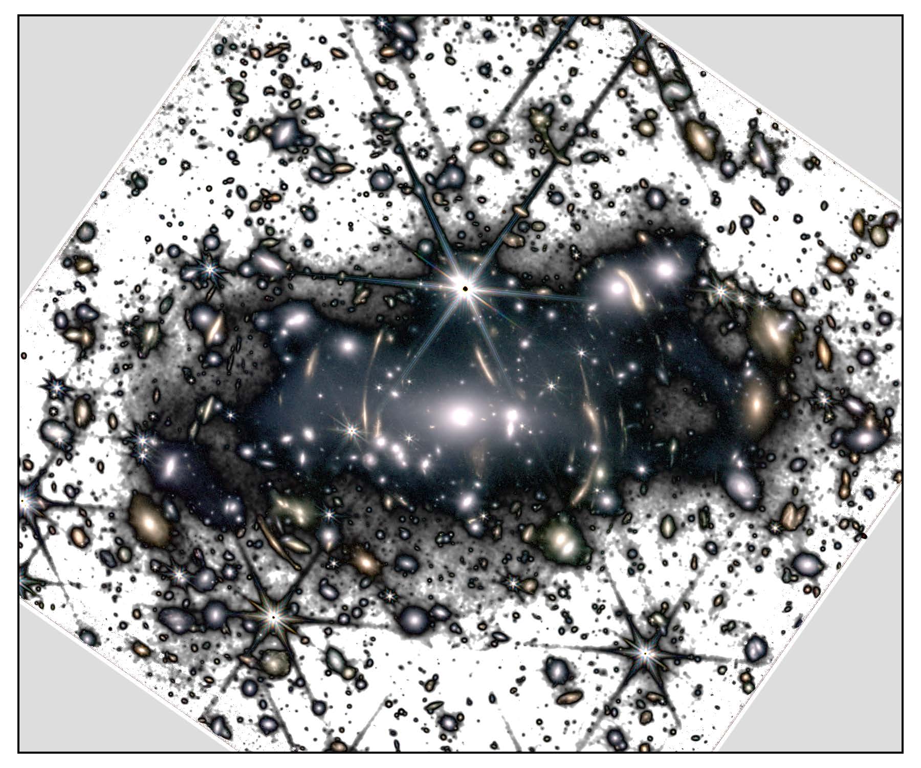 Imagen de la luz intracumular del cúmulo SMACS-J0723.3-7327 obtenida por el JWST. Los datos han sido procesados por el equipo del IAC para mejorar la detección de la débil luz entre las galaxias (en blanco y negro). Crédito: NASA, ESA, CSA, STScI