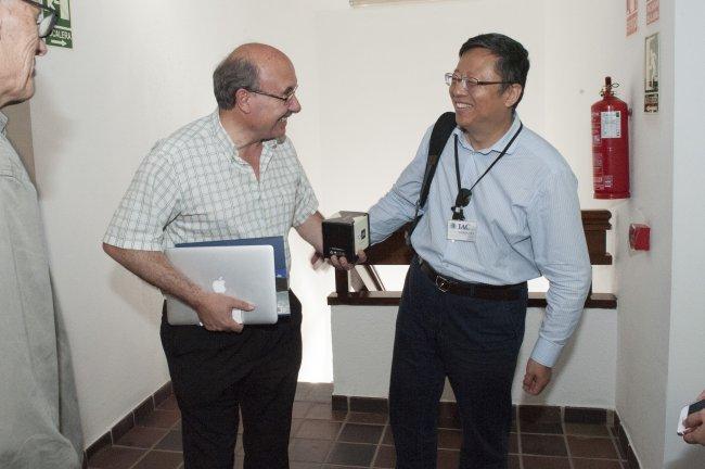 El vicepresidente de la Academia de Ciencias de China y una delegación del NAOC visitan el IAC y los Observatorios de Canarias