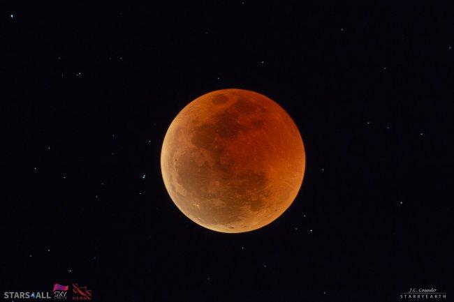 Primeras imágenes y secuencias de la Luna Roja desde Namibia y Tenerife