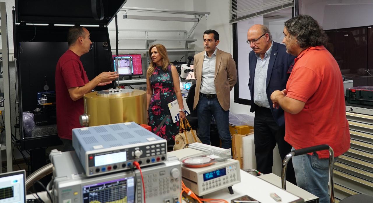 Rosa Dávila y Juan José Martínez visitan el área de electrónica del IAC